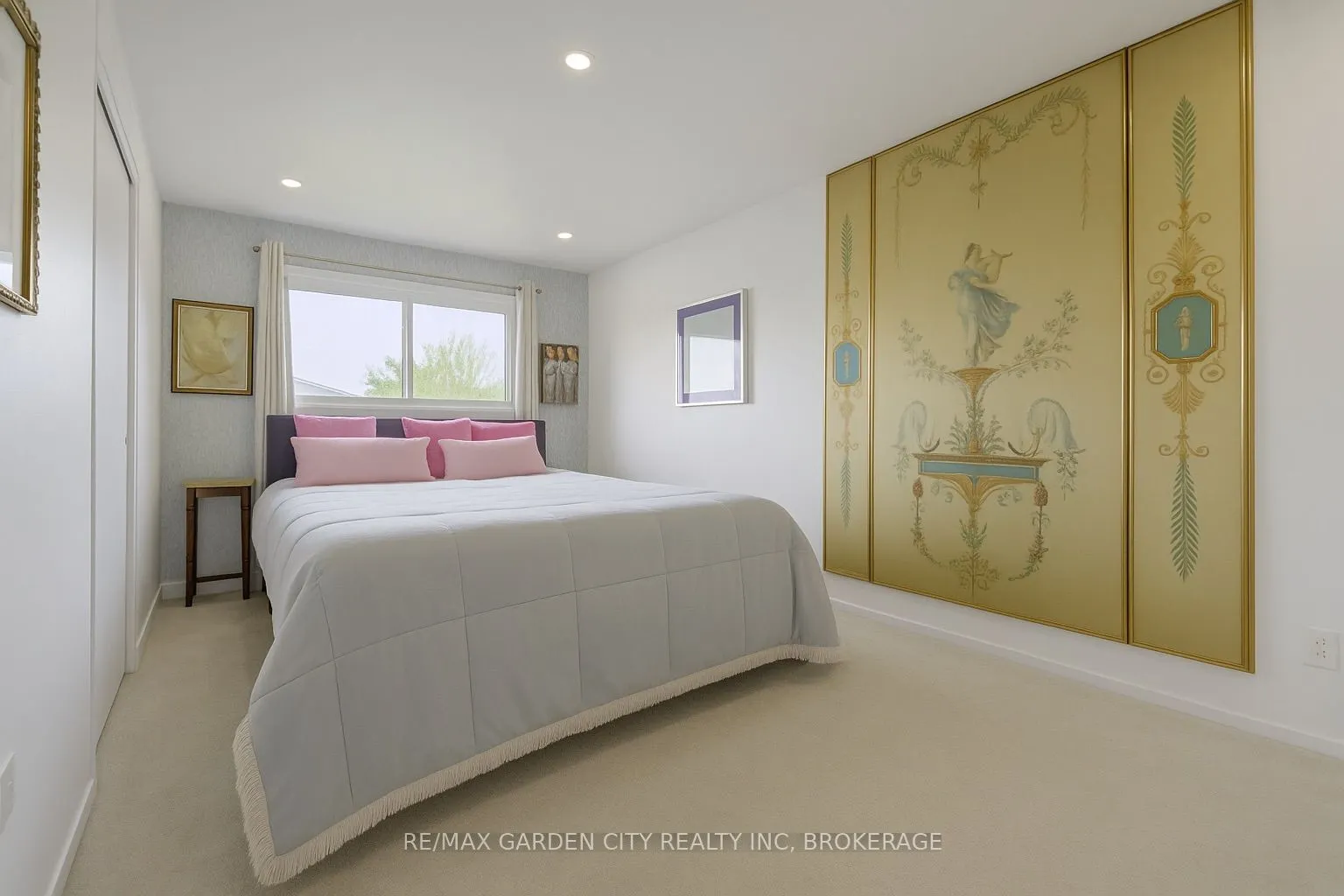 5 Woodgarden Court