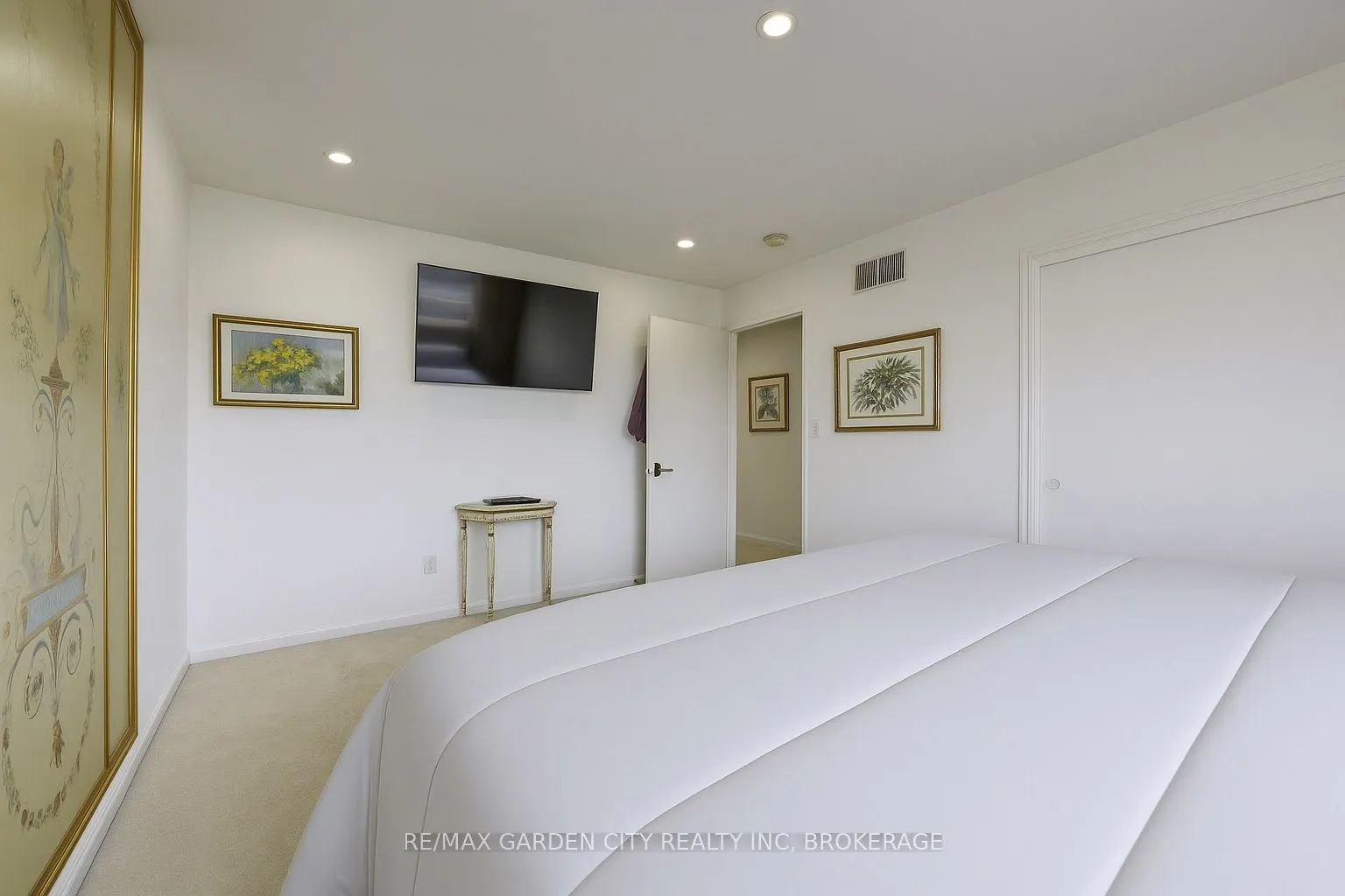 5 Woodgarden Court