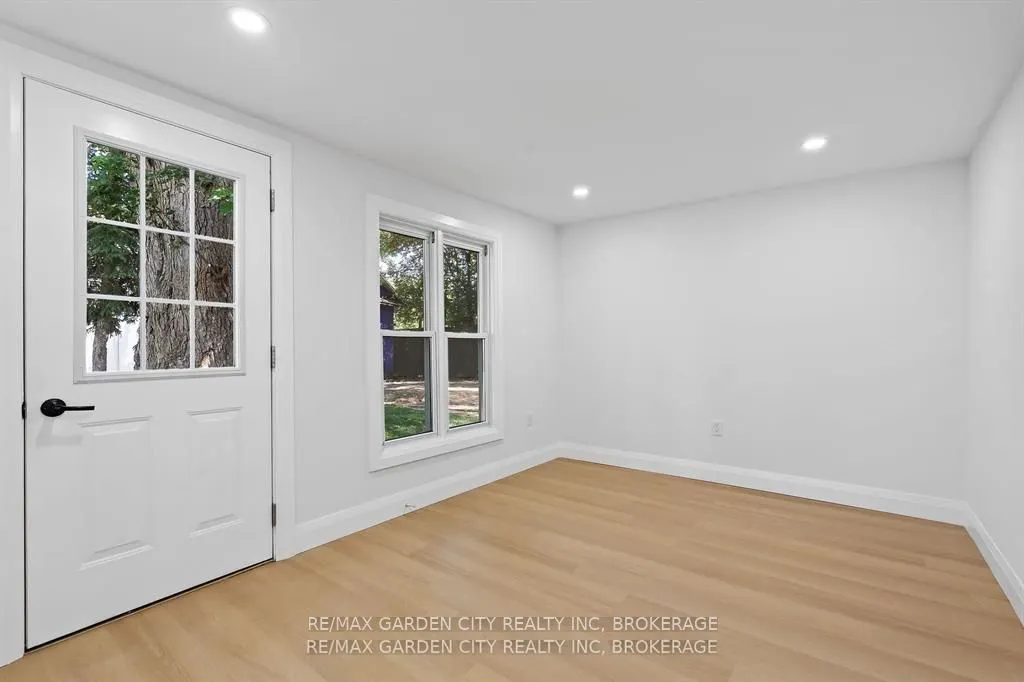 235 Lincoln Road W