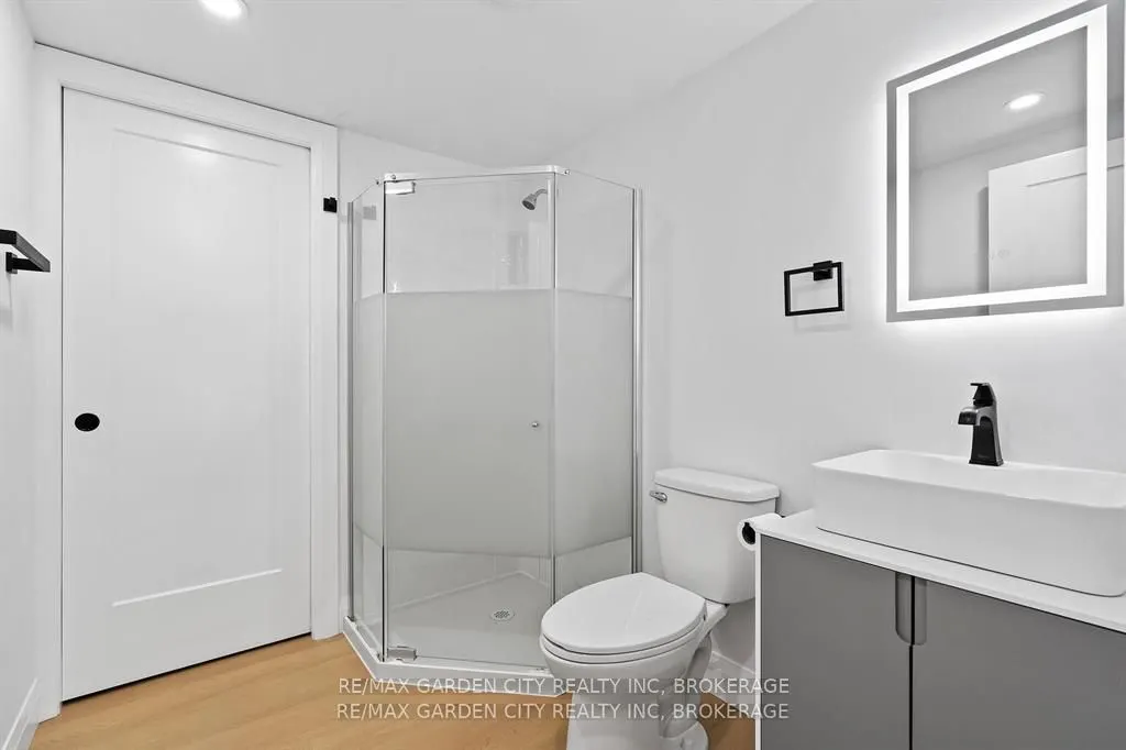 235 Lincoln Road W