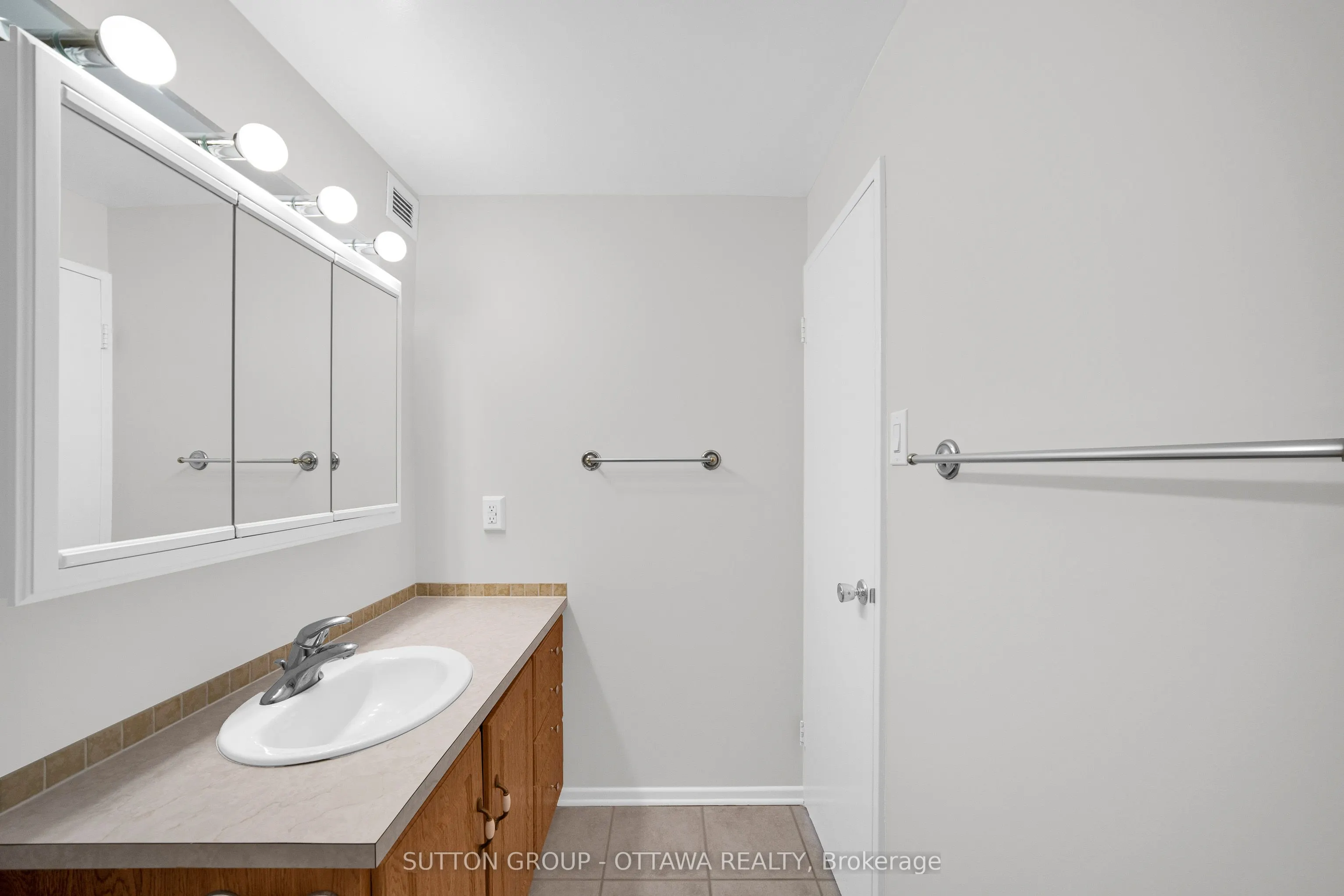 1171 Ambleside Drive, #711