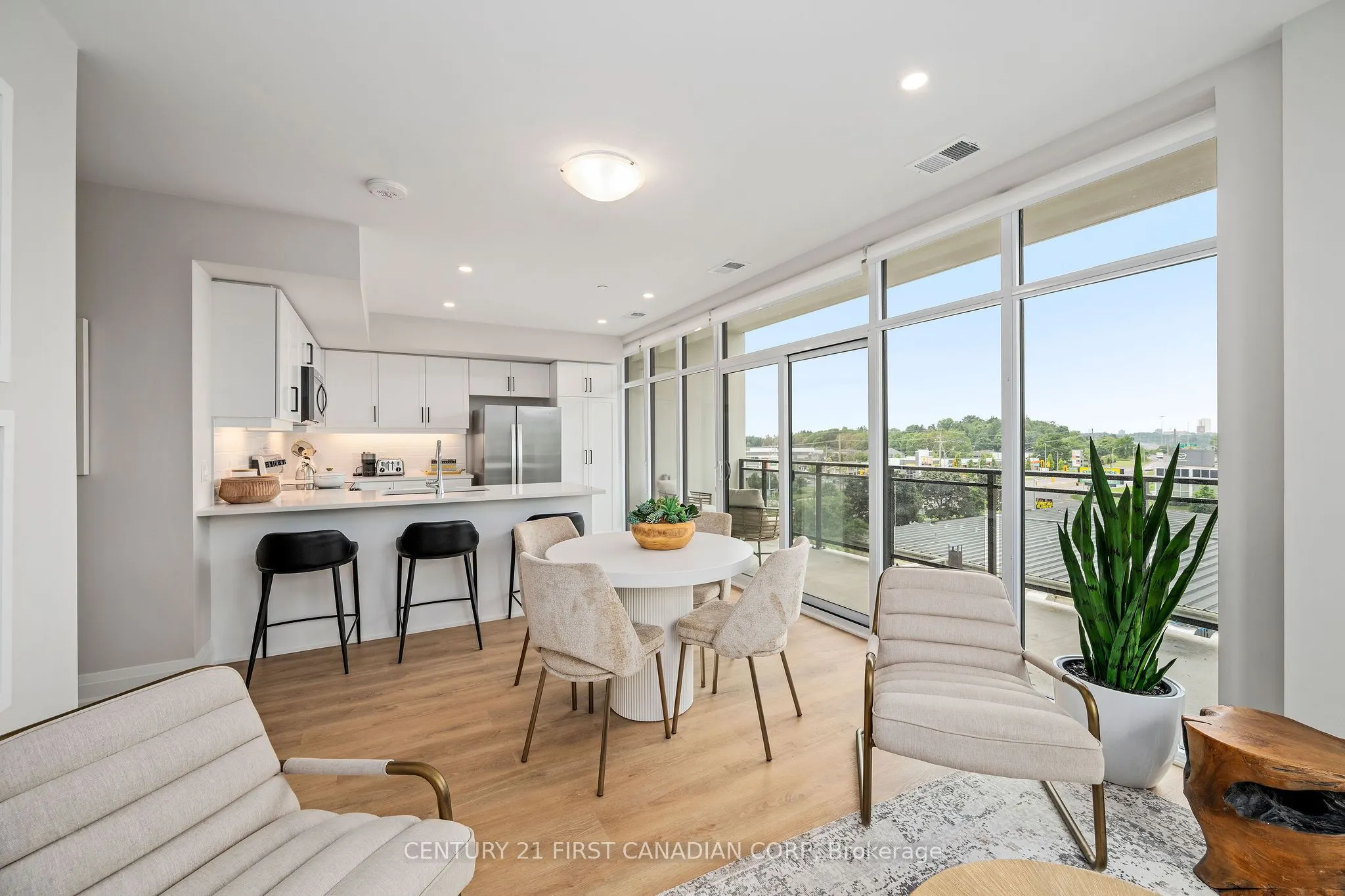 4286 King Street, #906