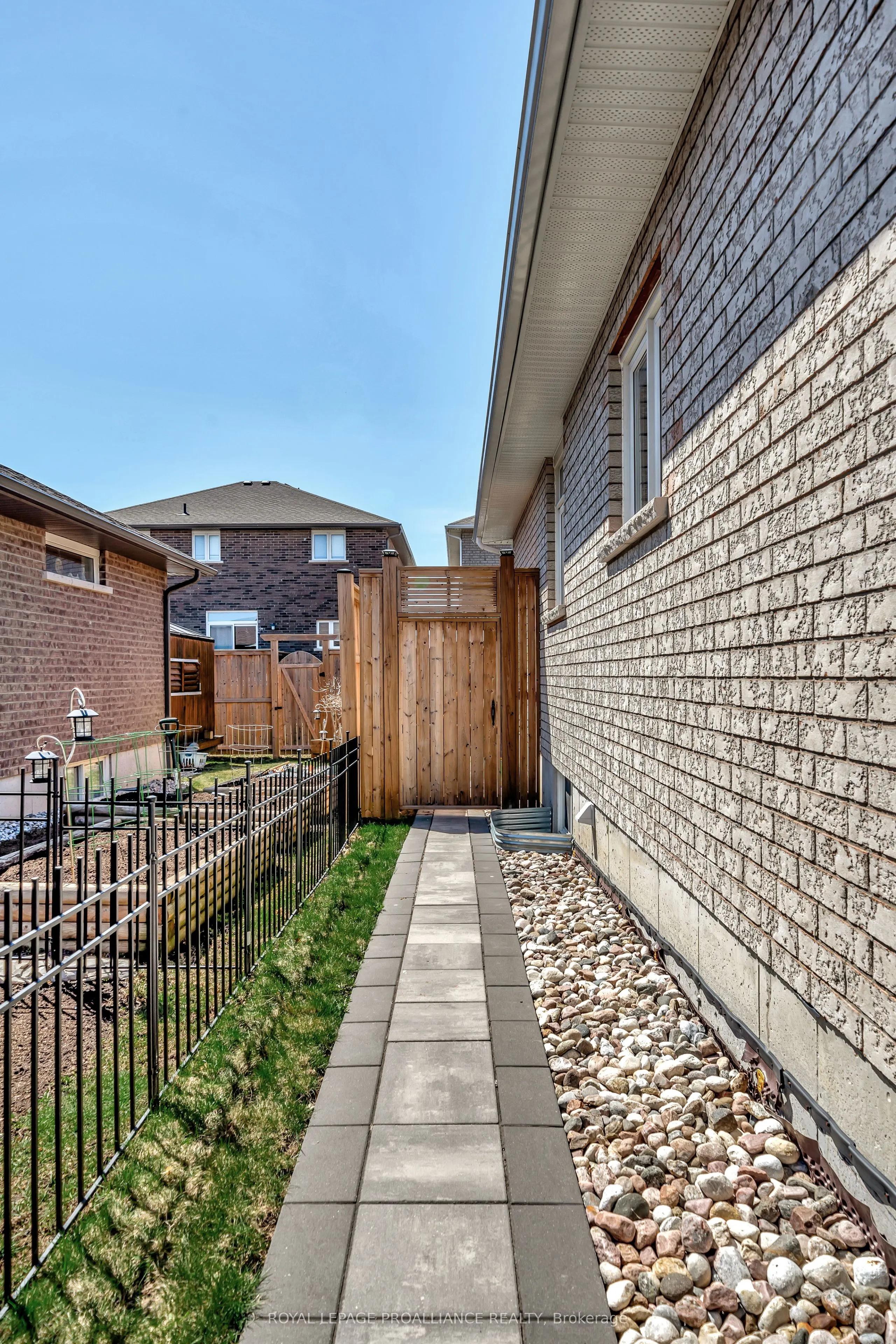 16 Hummingbird Drive