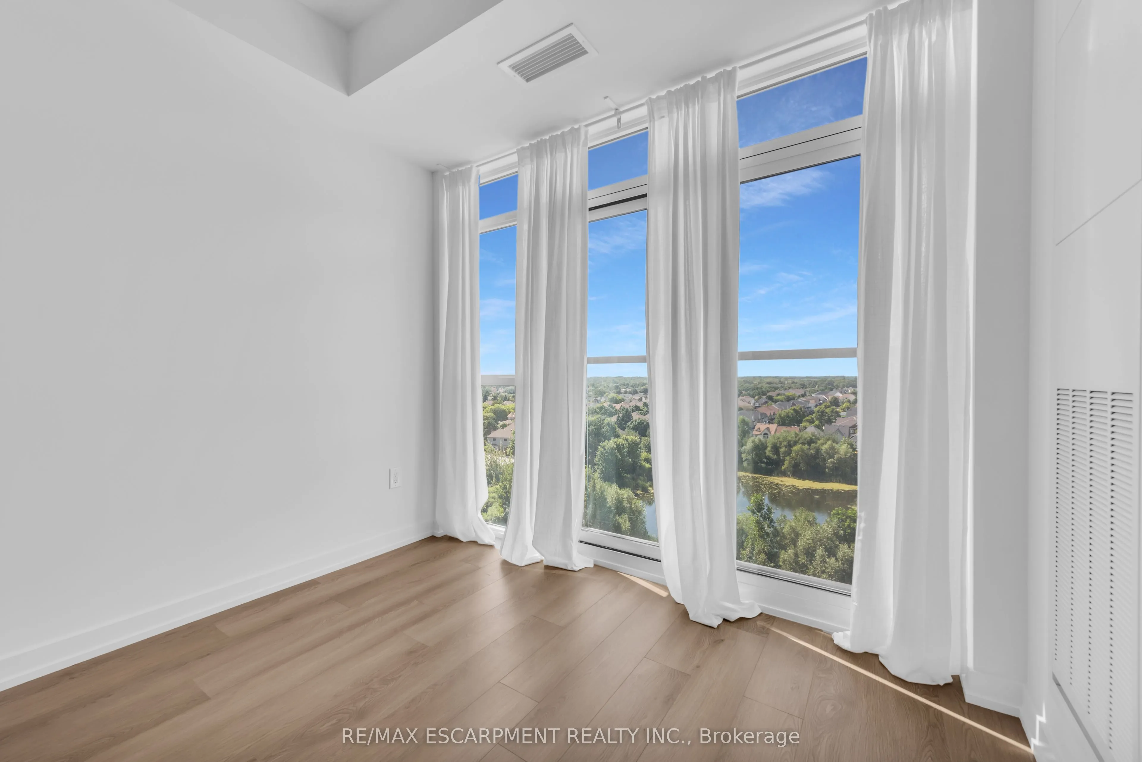 470 Dundas Street E, #904