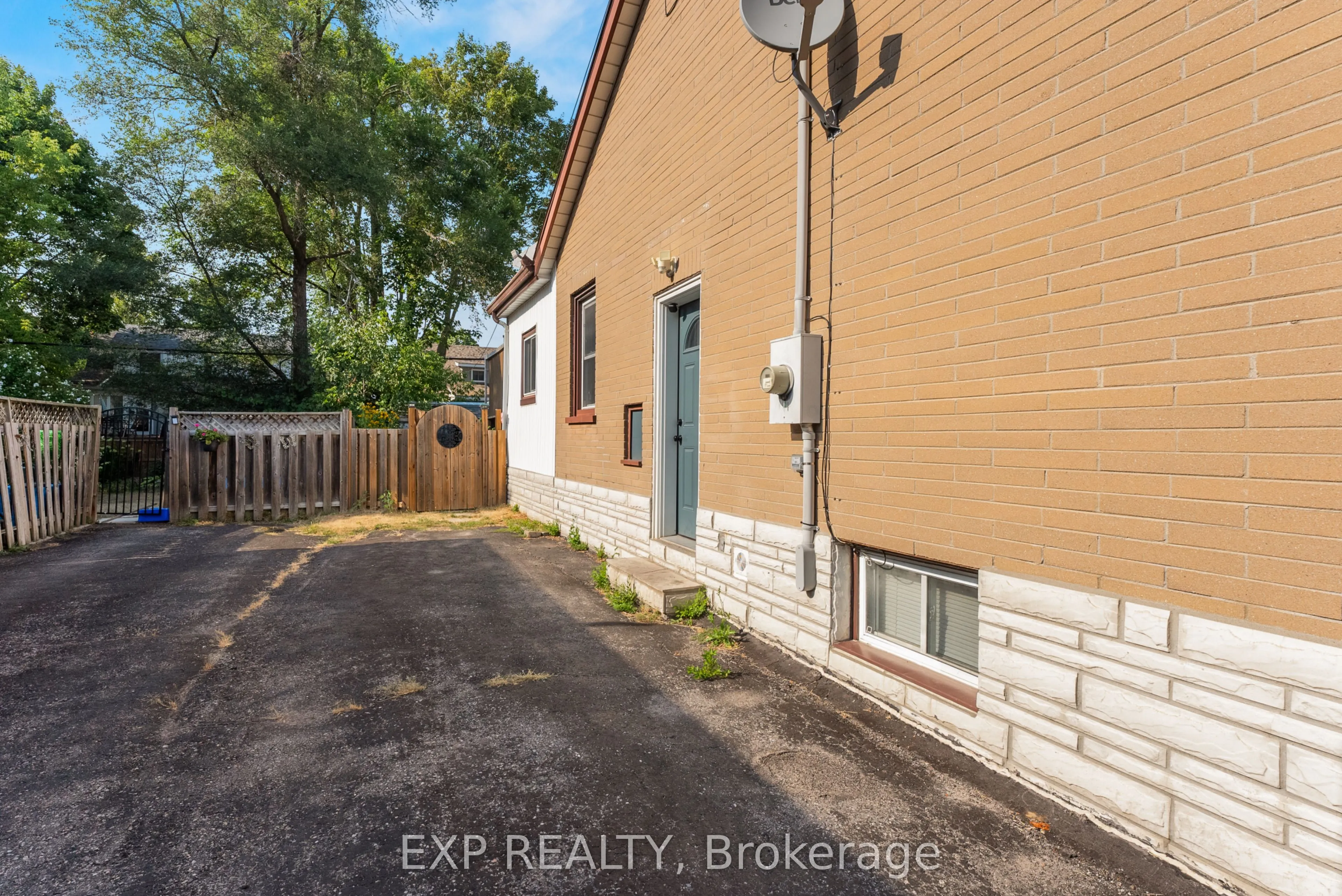 18 Montgomery Boulevard