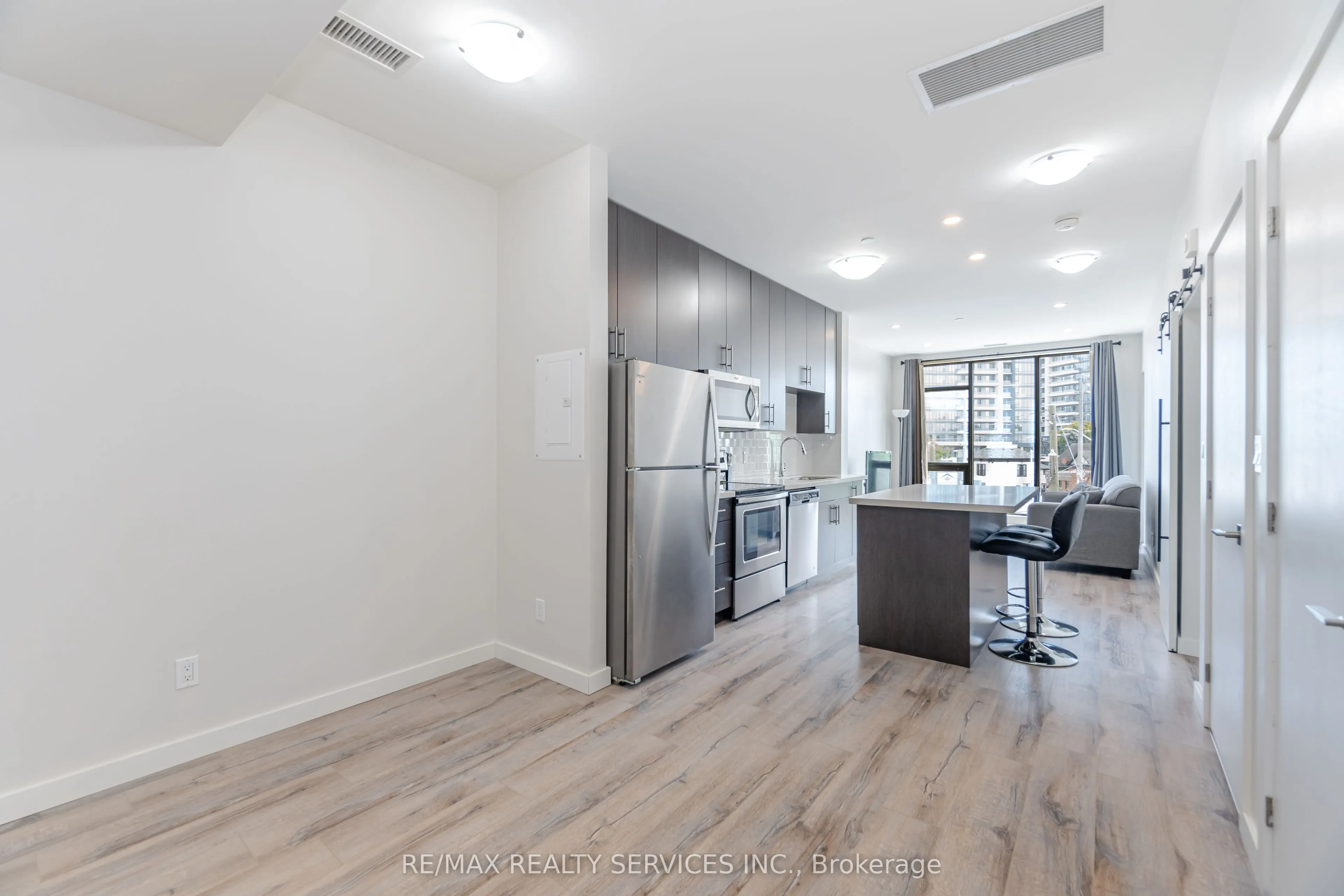 690 King Street W, #311
