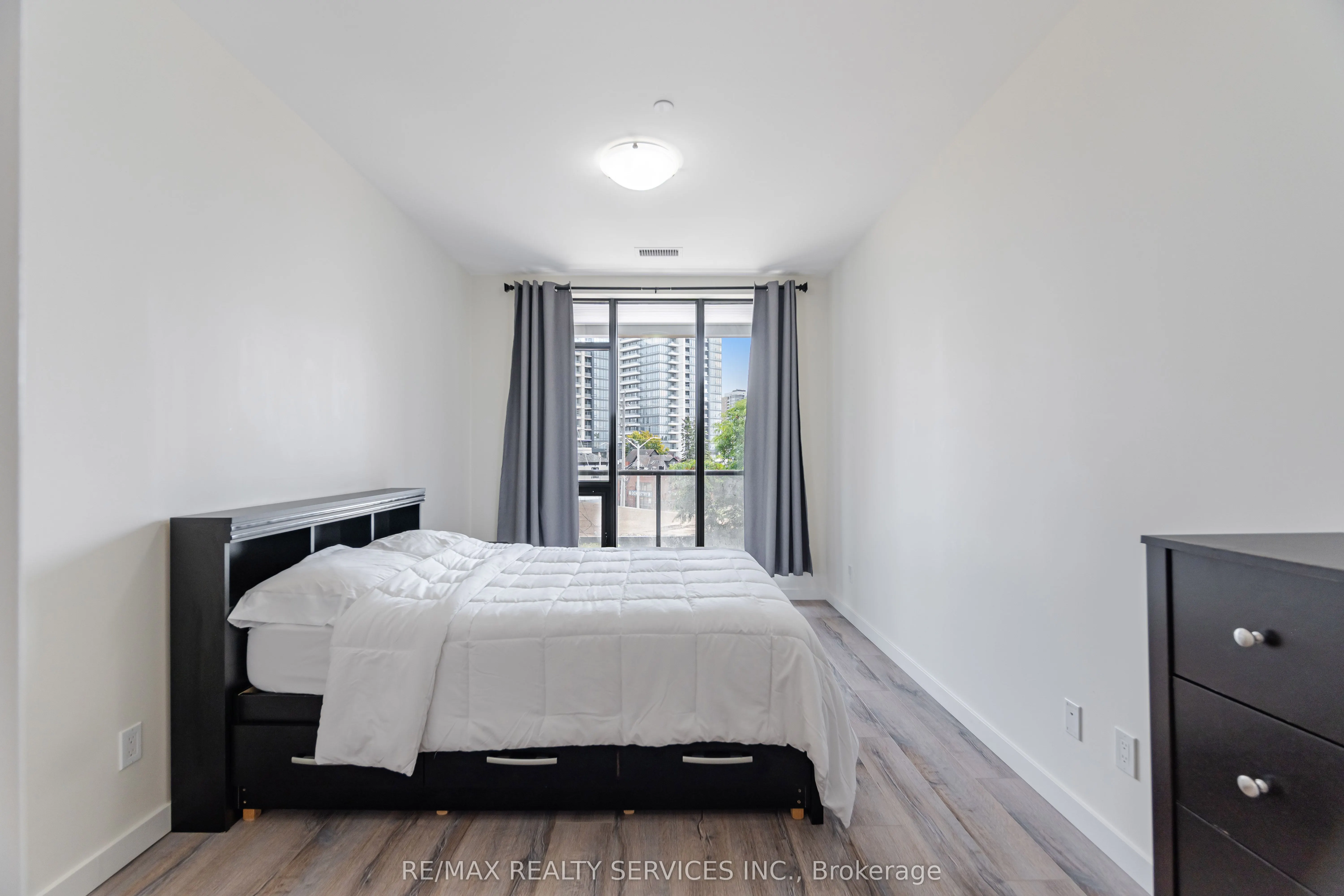690 King Street W, #311