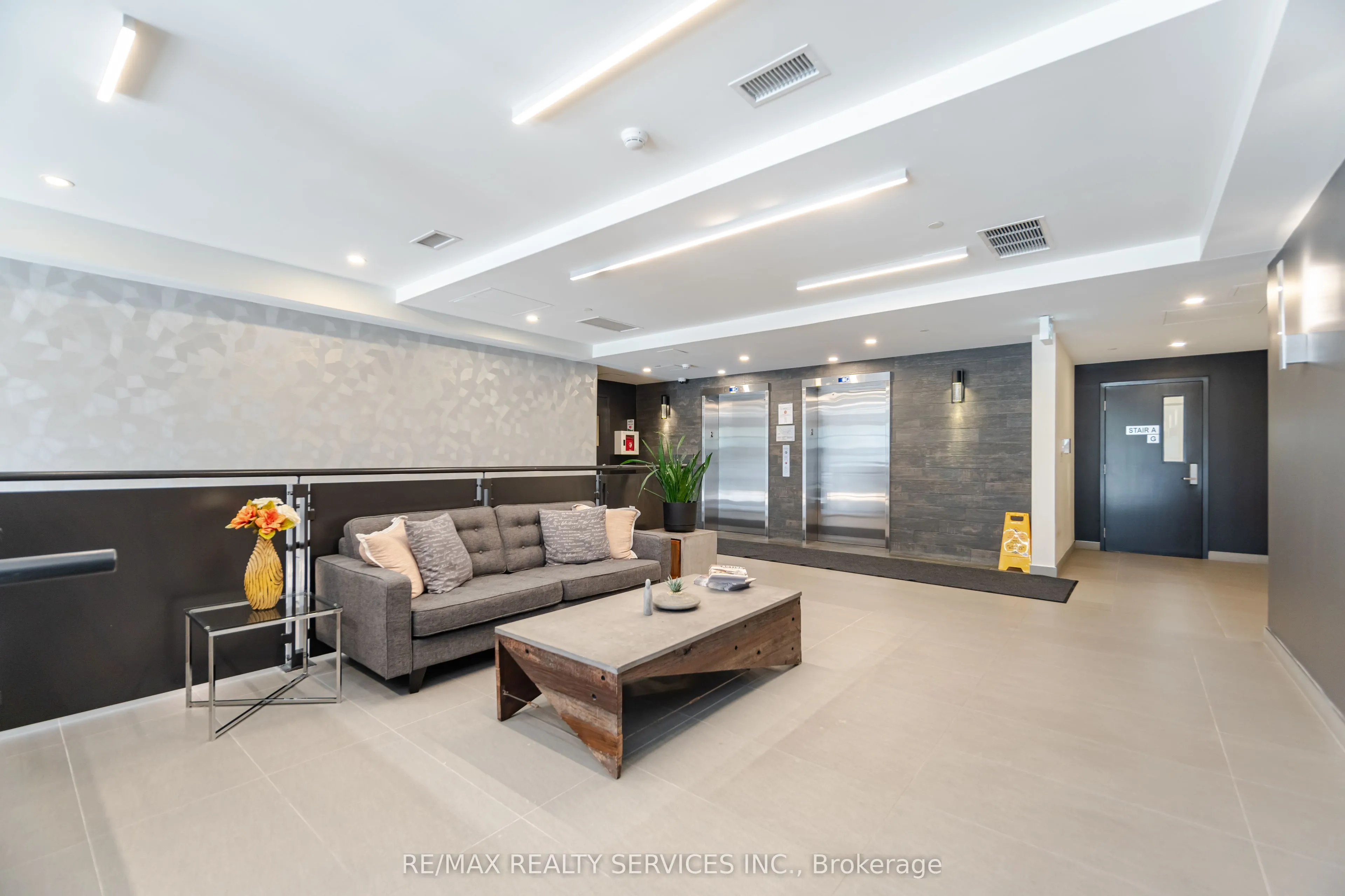 690 King Street W, #311