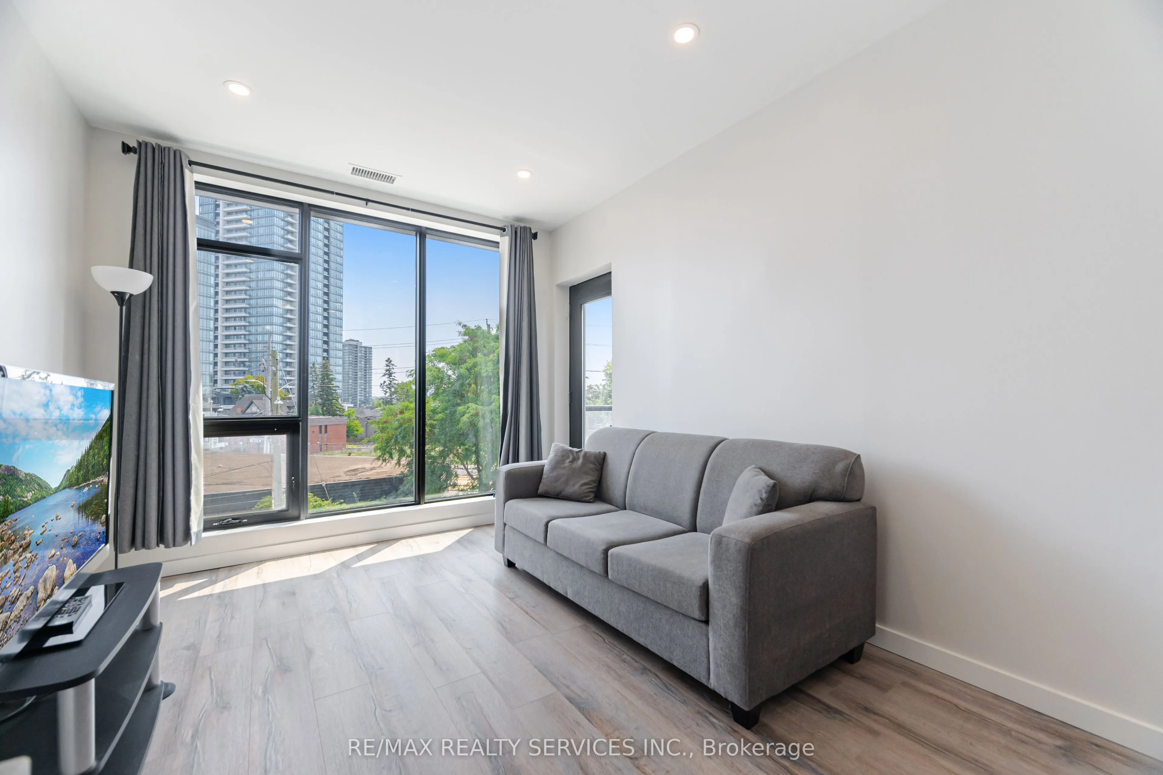690 King Street W, #311