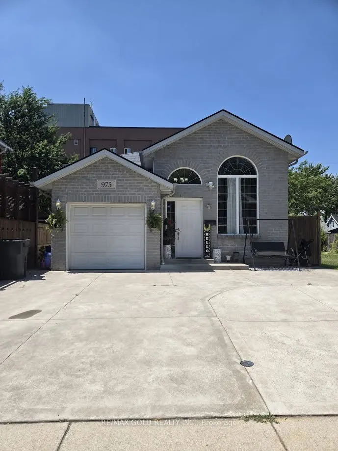 975 Albert Road