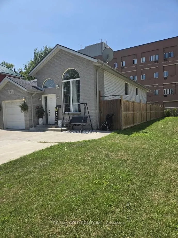 975 Albert Road