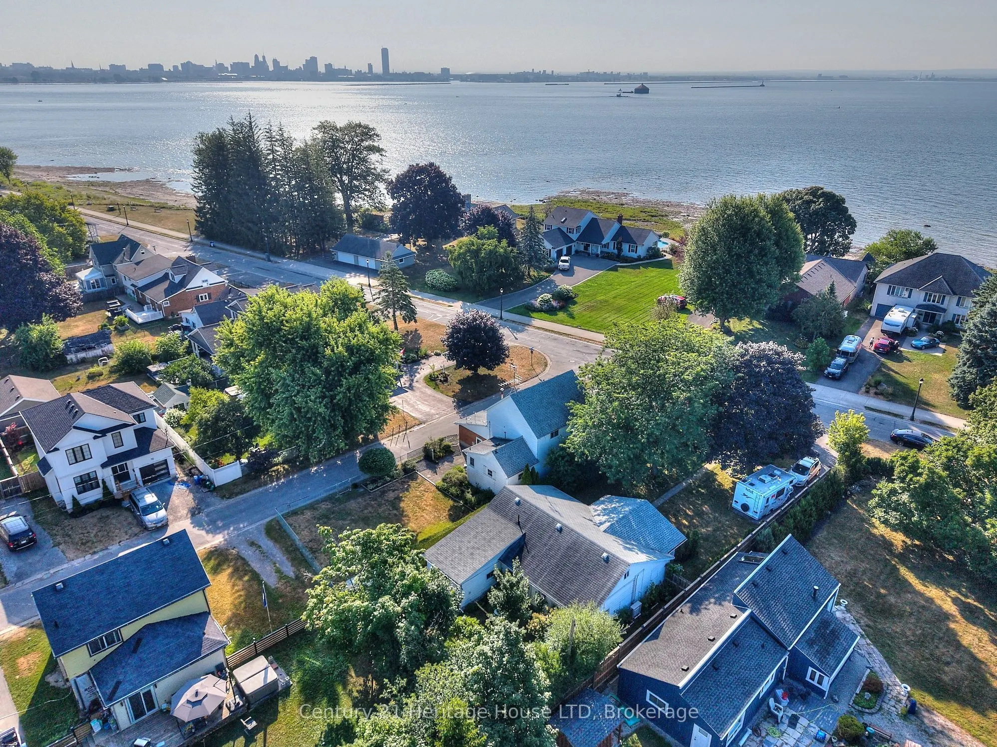 662 Lakeshore Road W