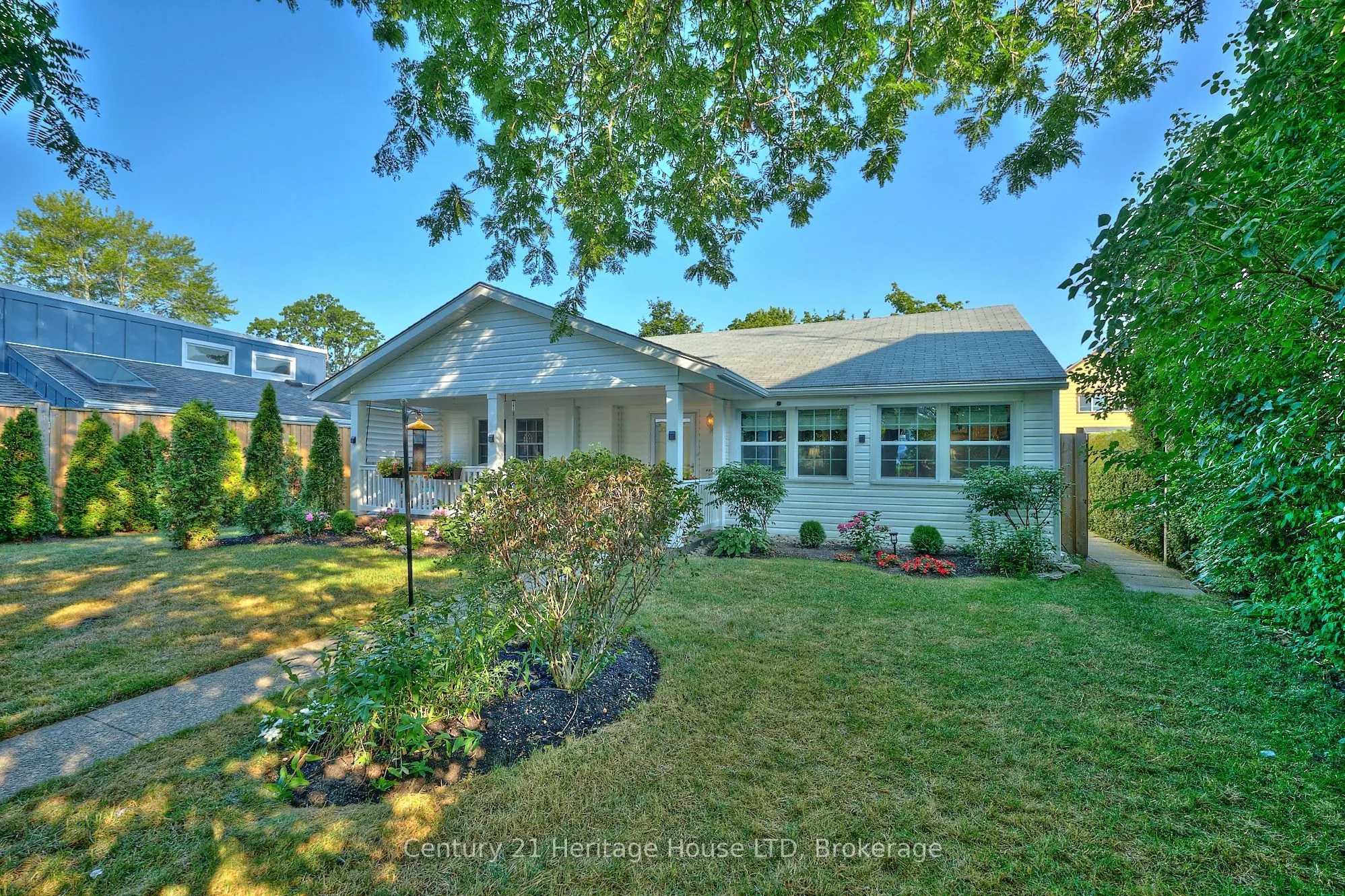 662 Lakeshore Road W