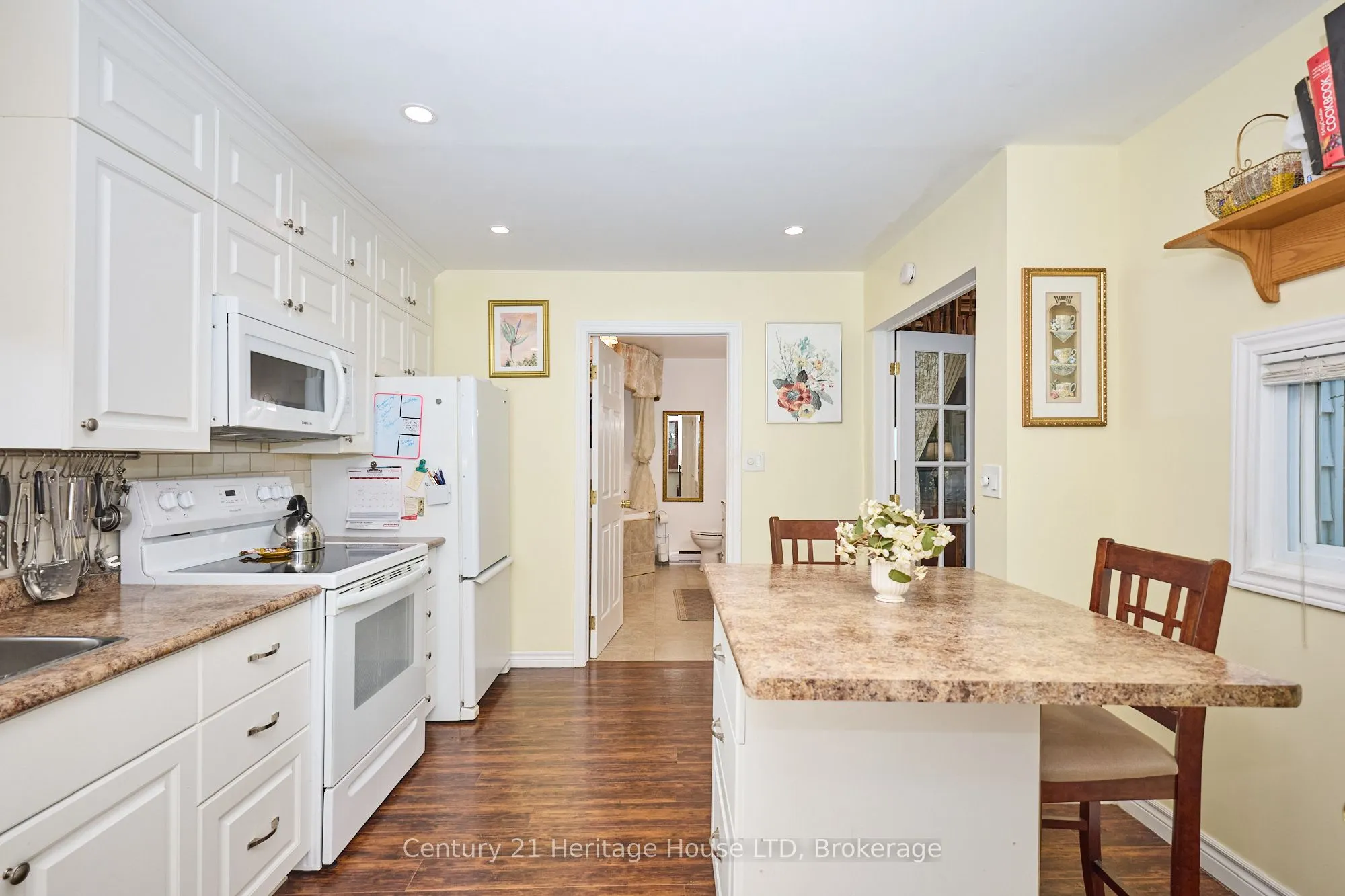 662 Lakeshore Road W