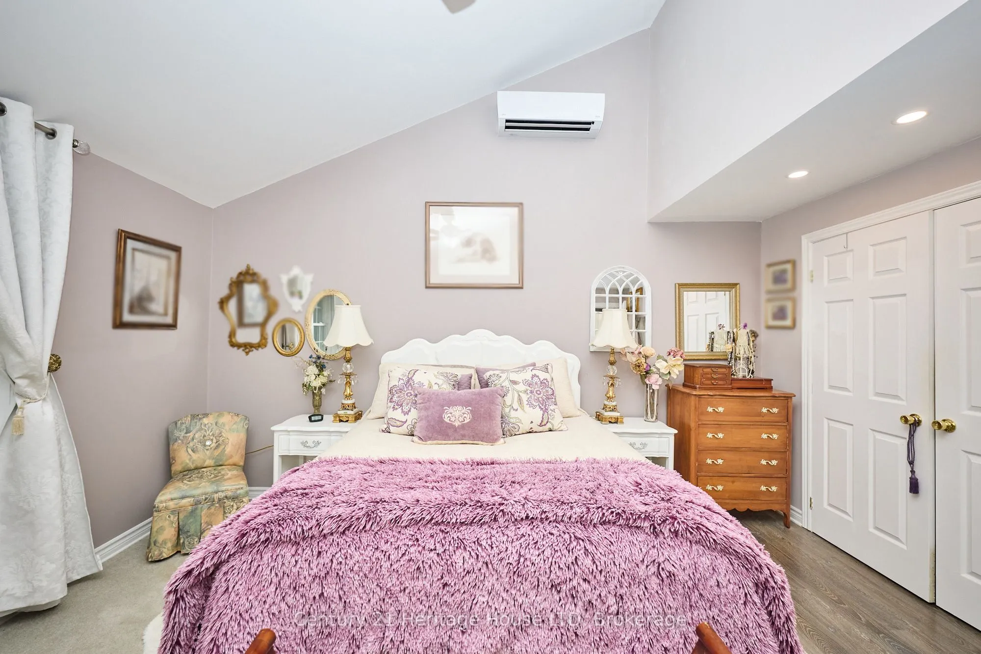 662 Lakeshore Road W