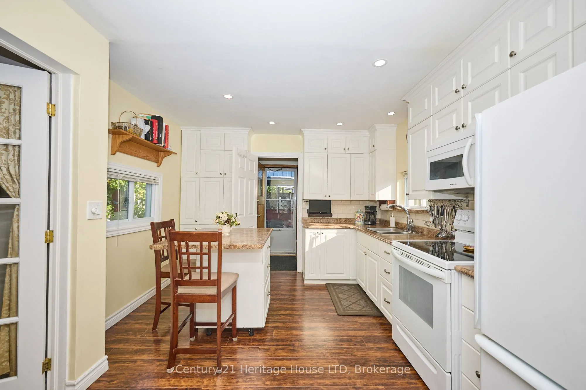 662 Lakeshore Road W