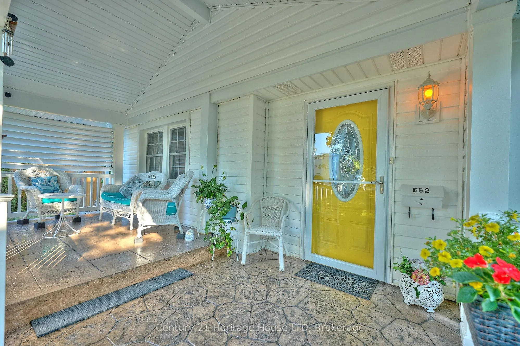 662 Lakeshore Road W