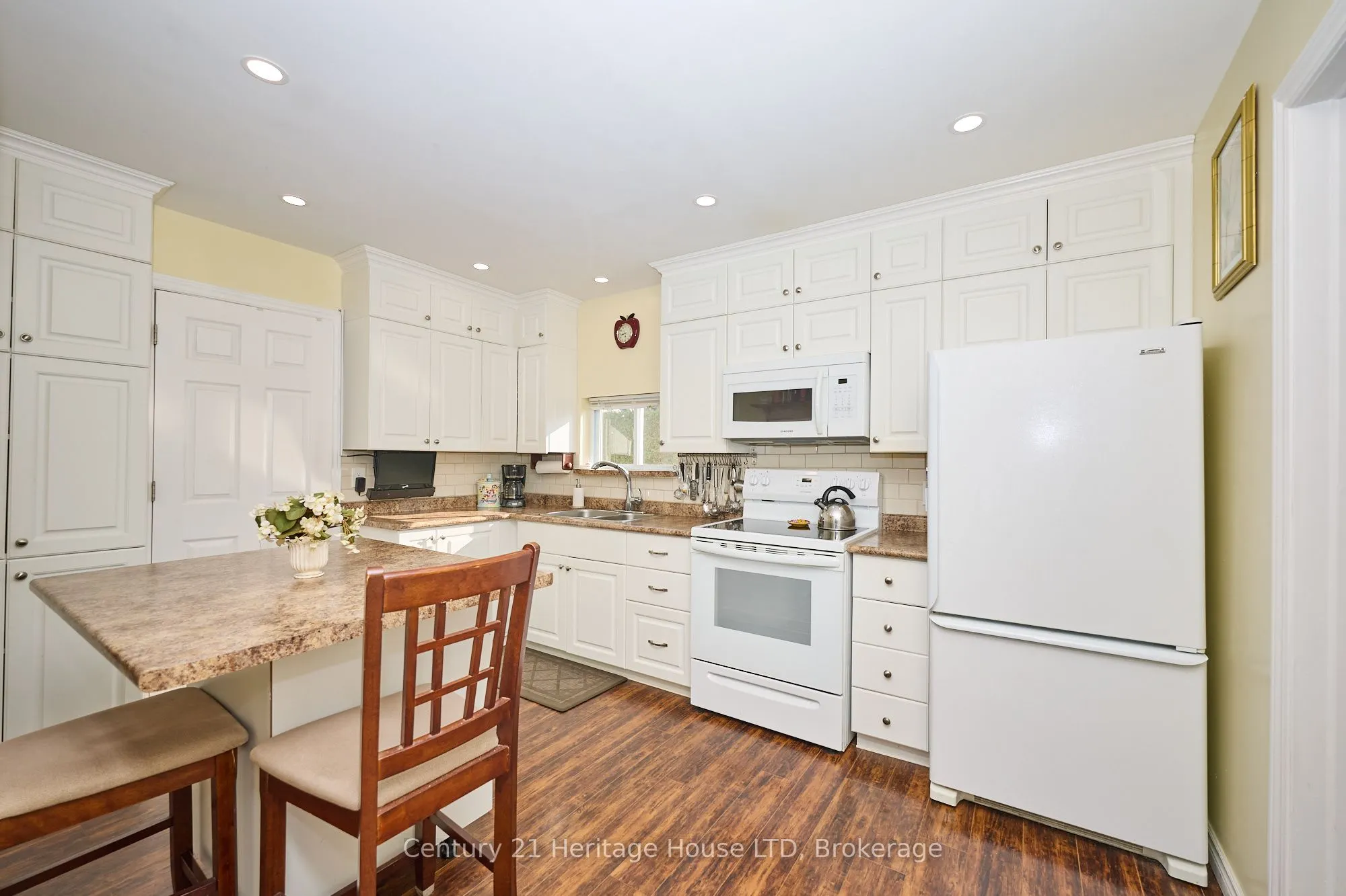 662 Lakeshore Road W