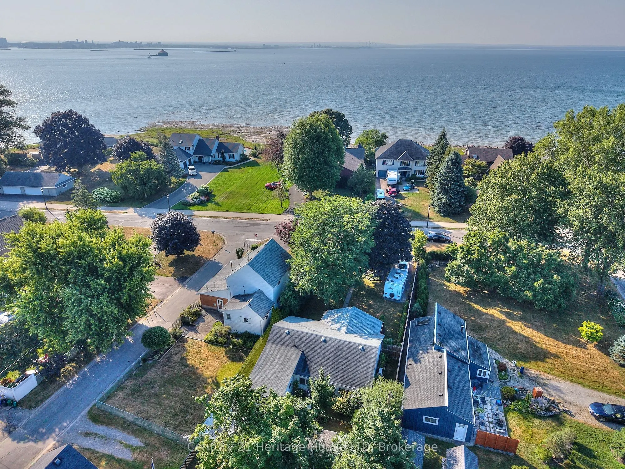 662 Lakeshore Road W