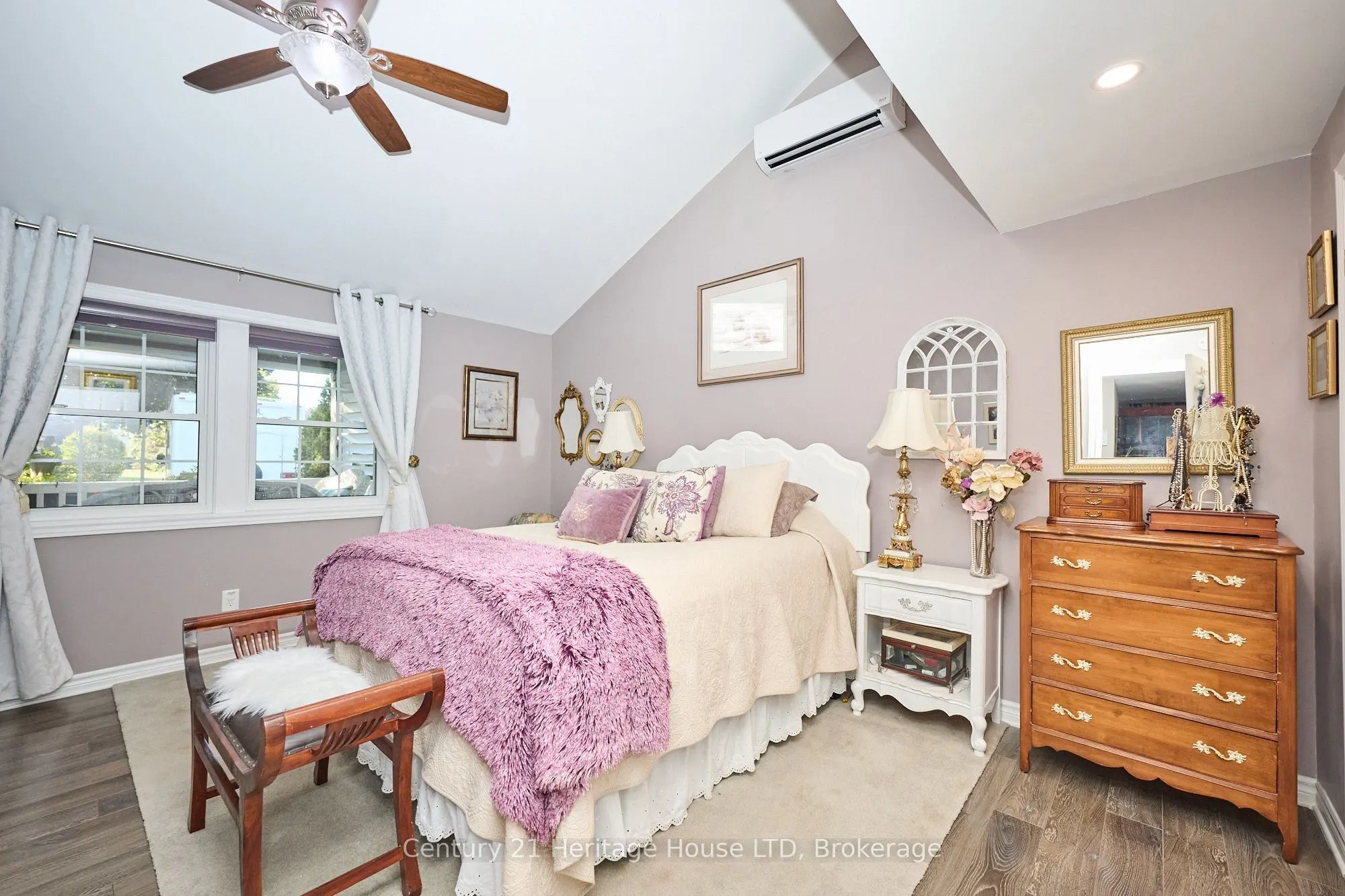 662 Lakeshore Road W