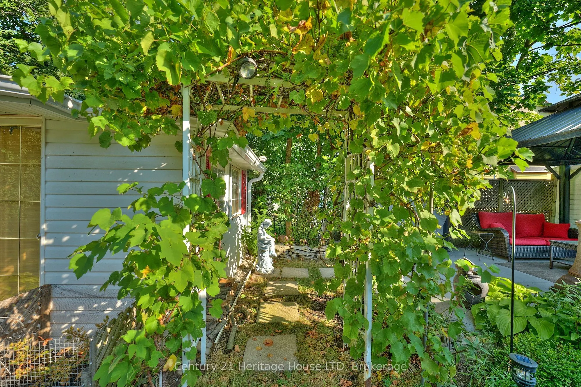 662 Lakeshore Road W