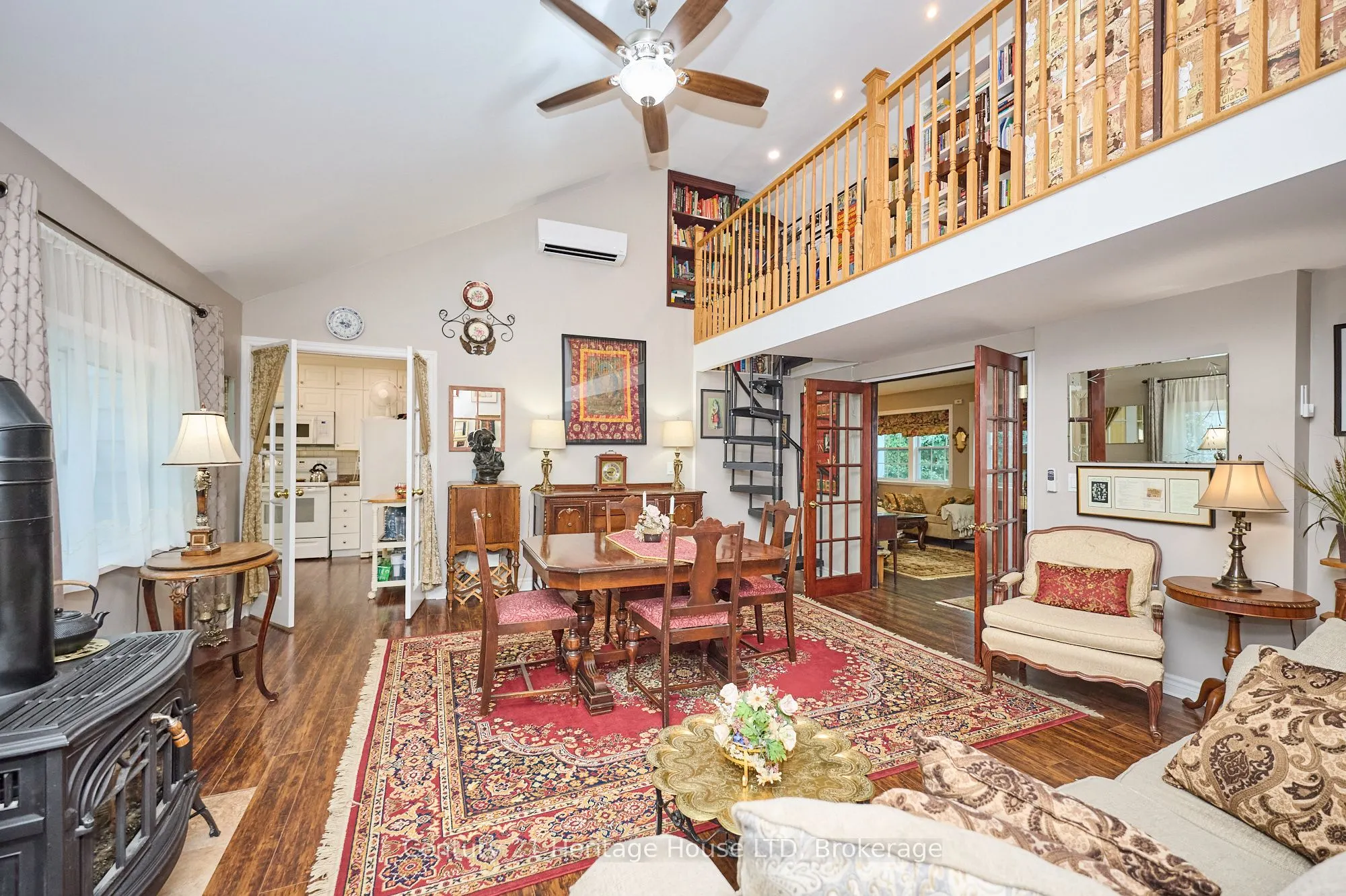 662 Lakeshore Road W