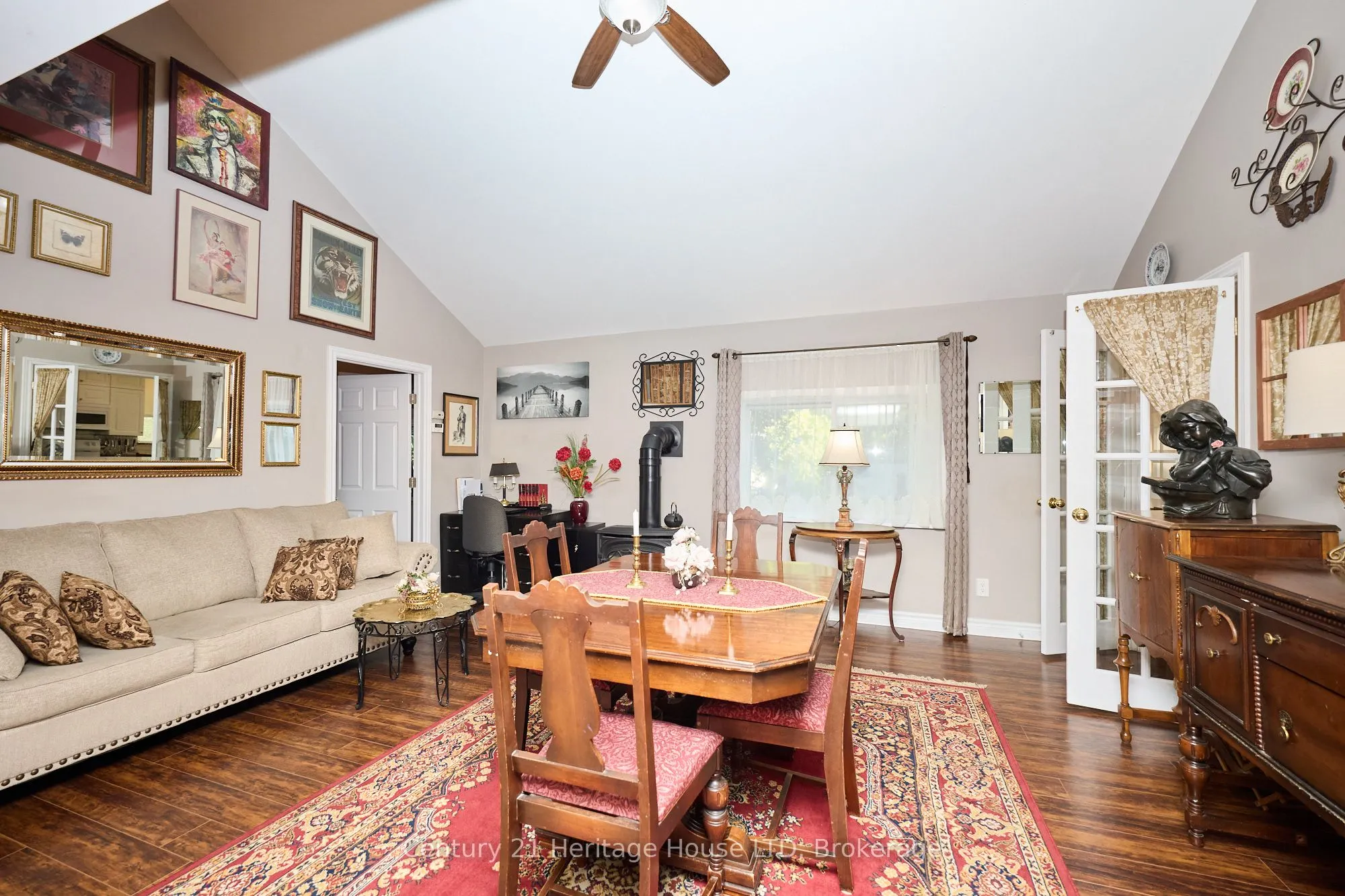 662 Lakeshore Road W
