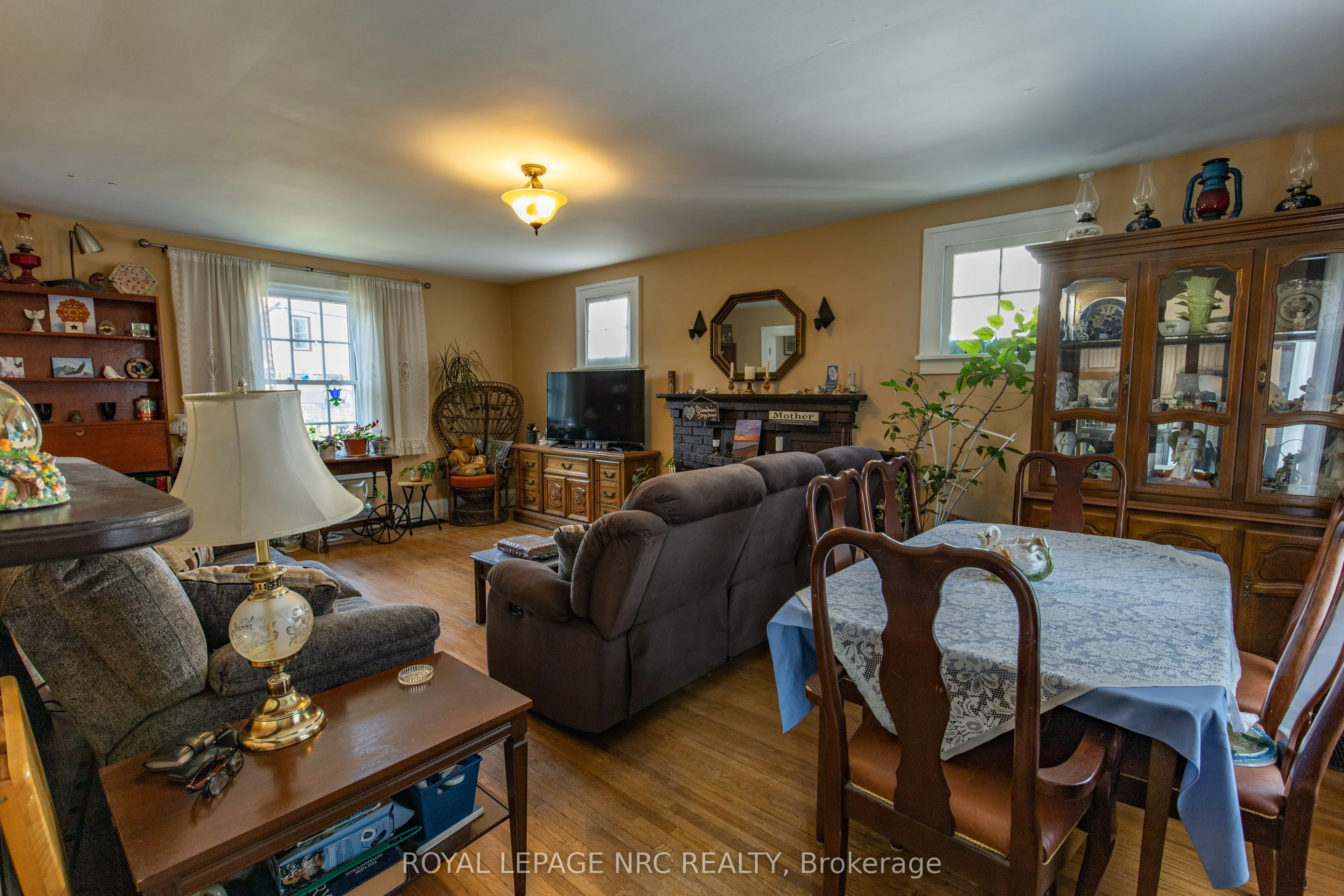 109 Cross Street E