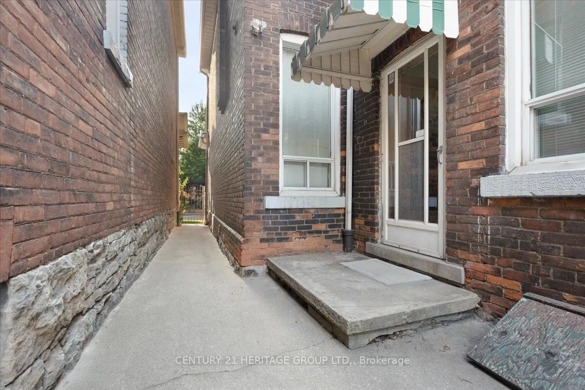 228 West Avenue N