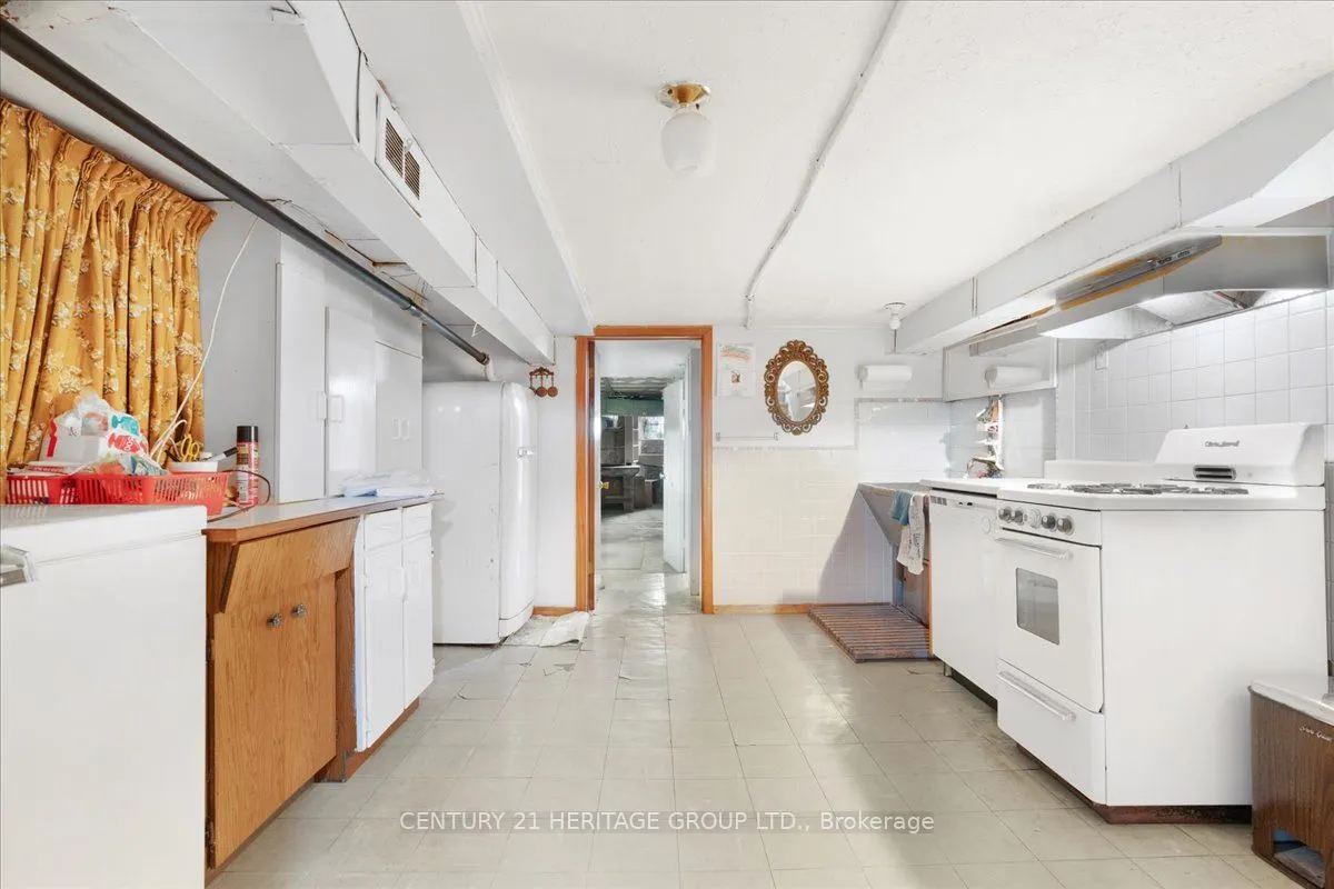 228 West Avenue N