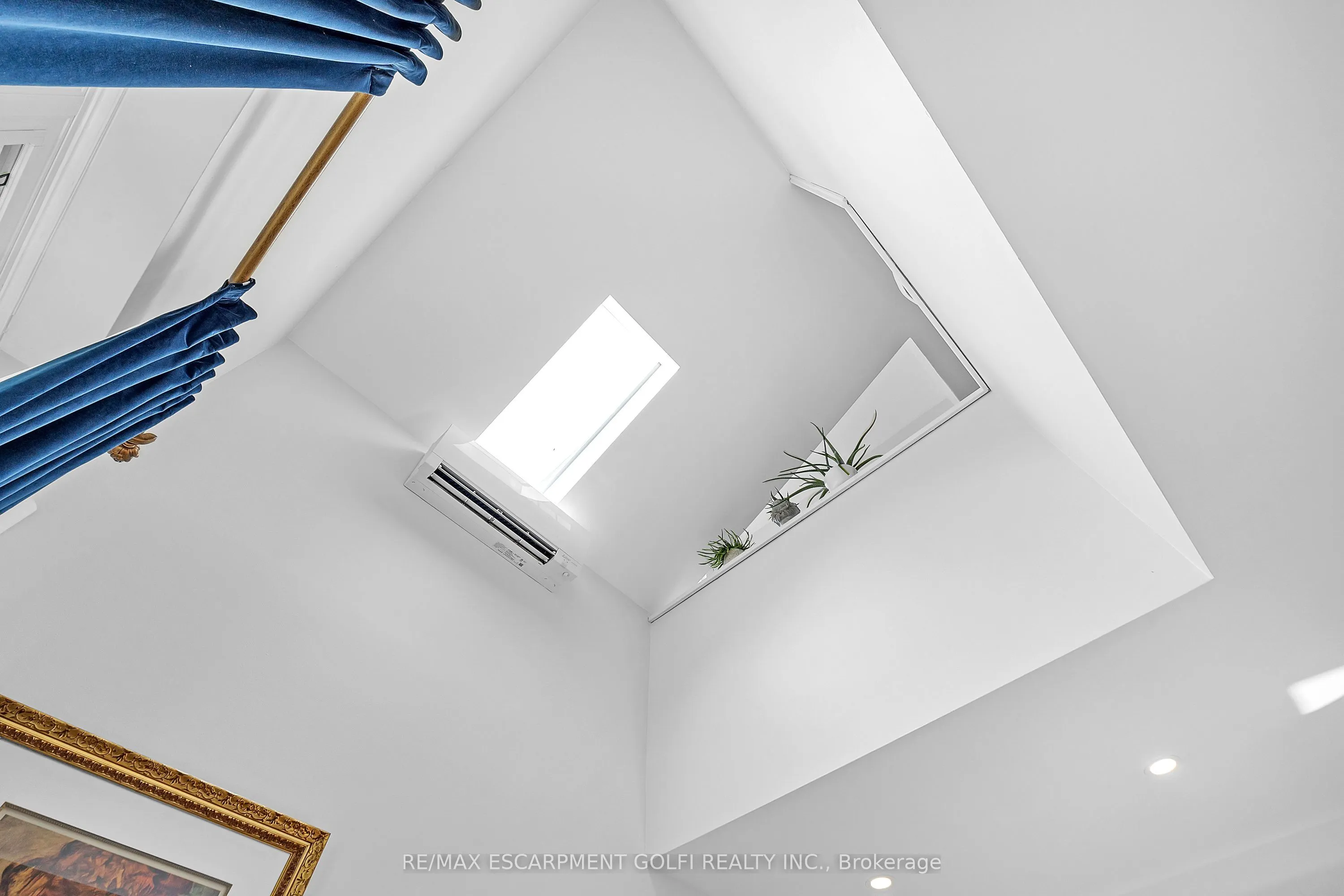 23 MACAULAY Street W, #3