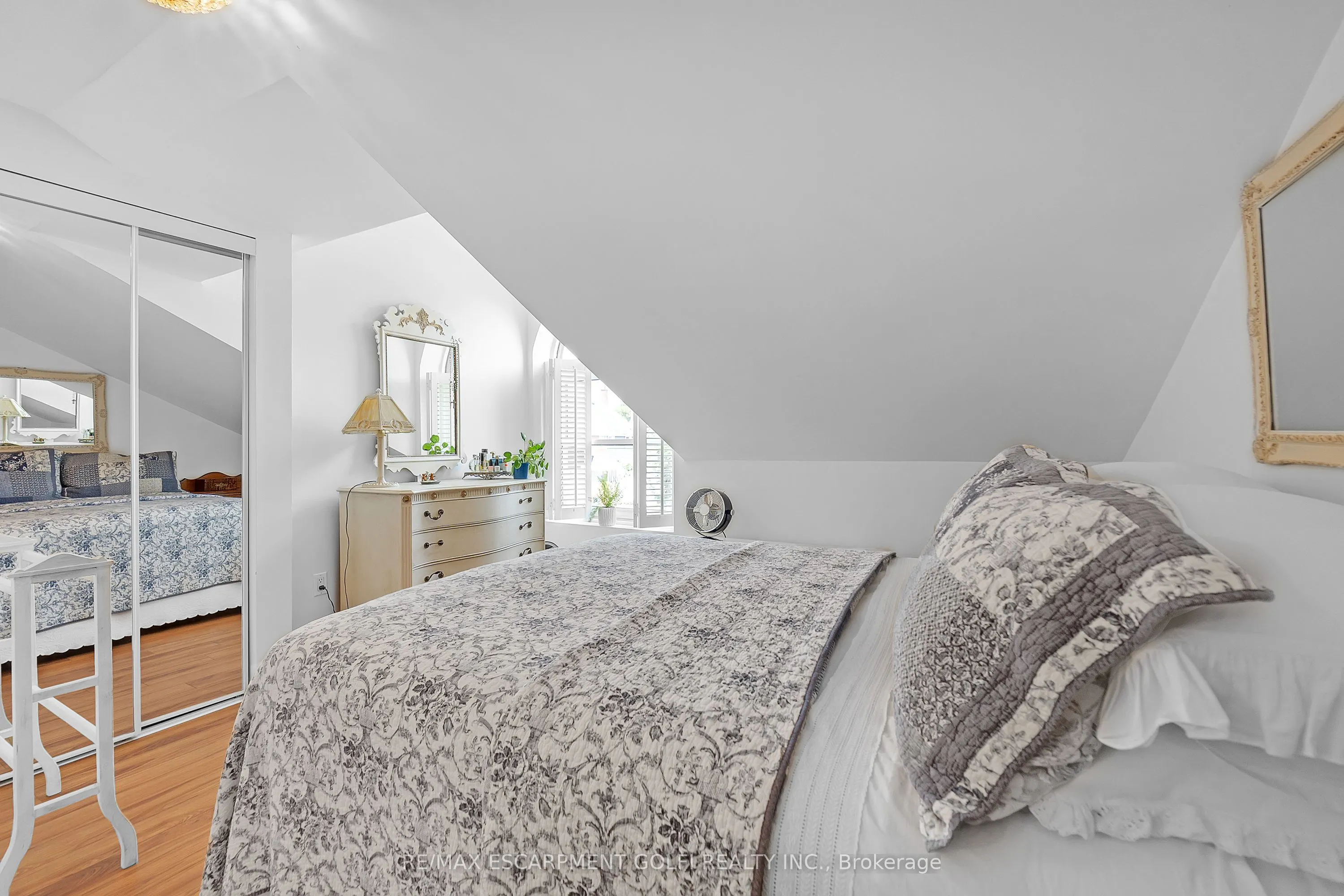 23 MACAULAY Street W, #3