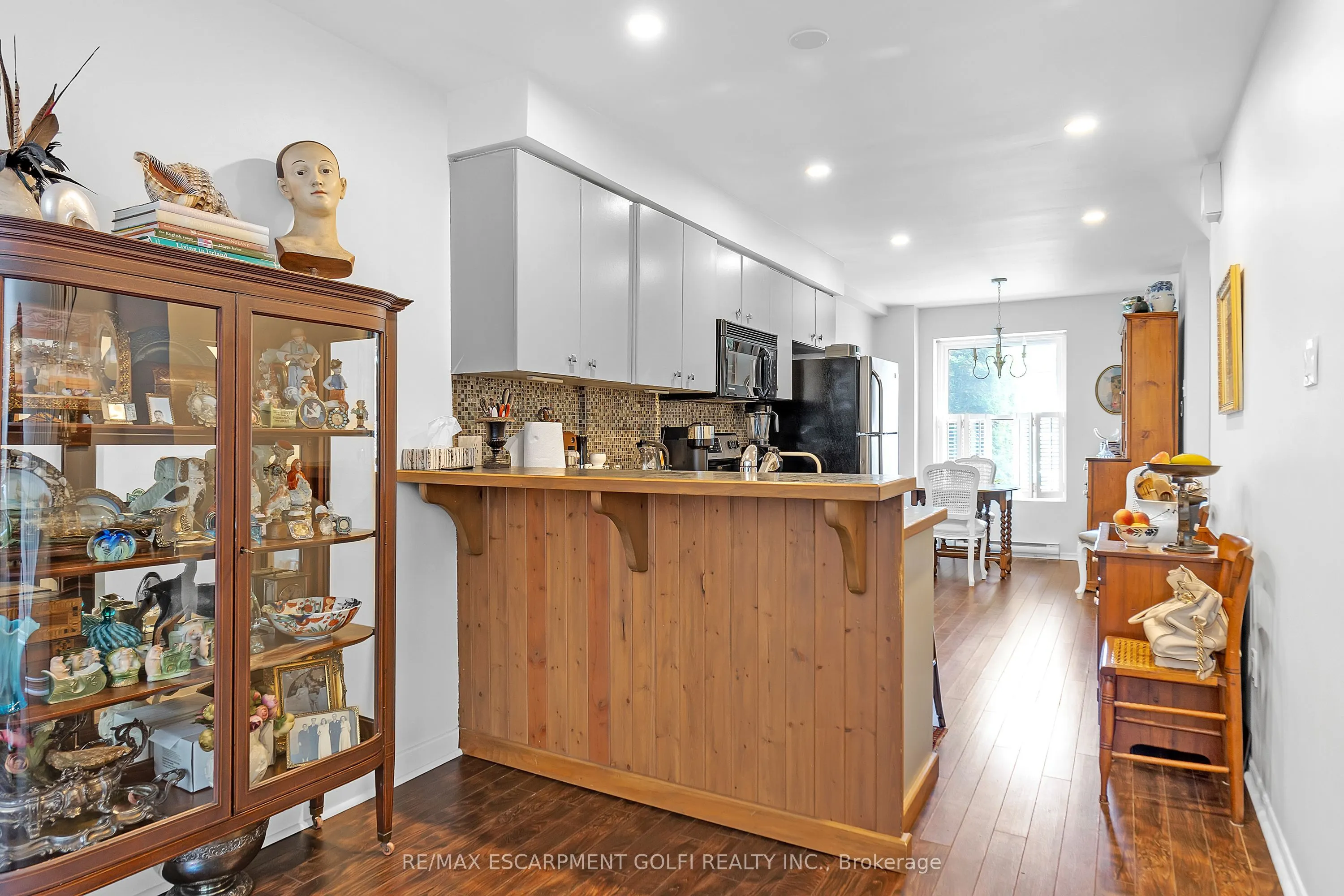 23 MACAULAY Street W, #3