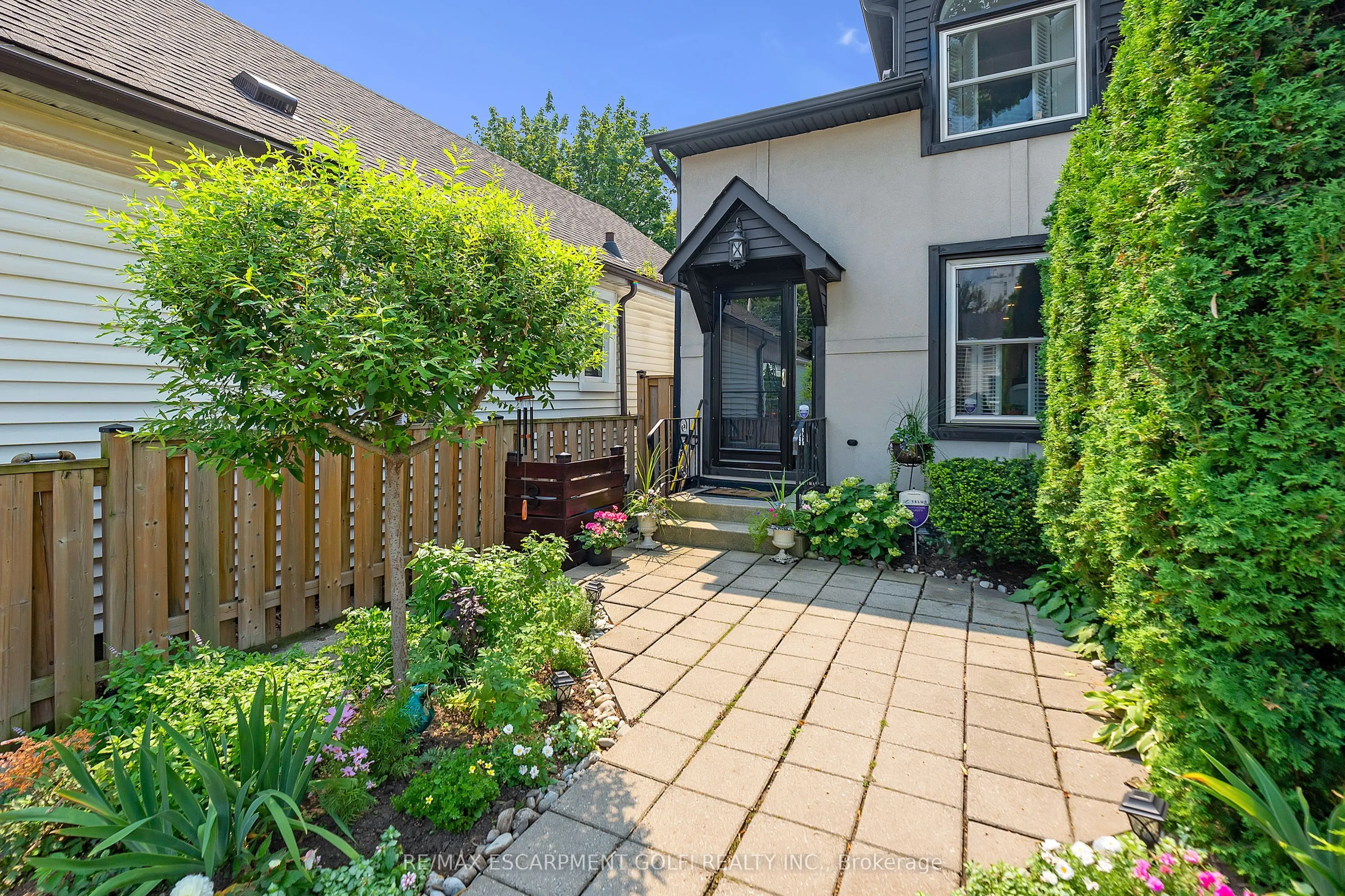 23 MACAULAY Street W, #3