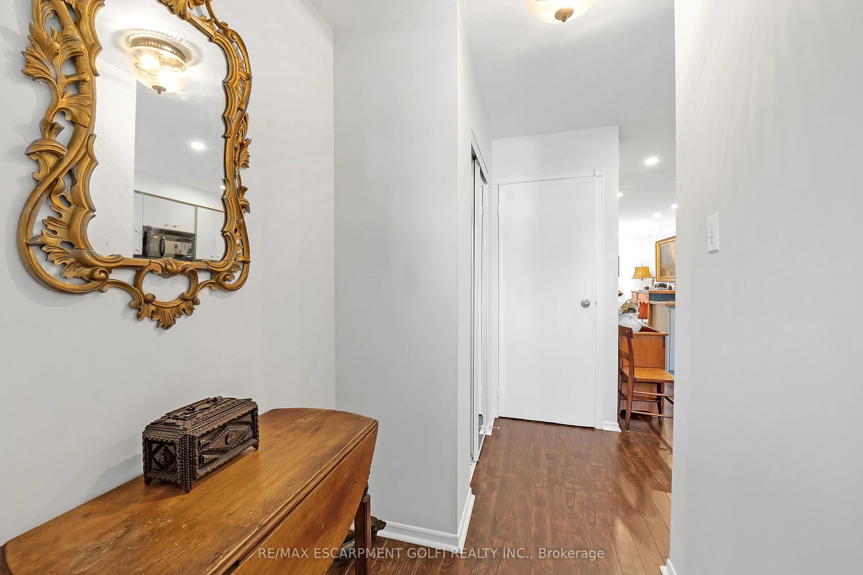 23 MACAULAY Street W, #3
