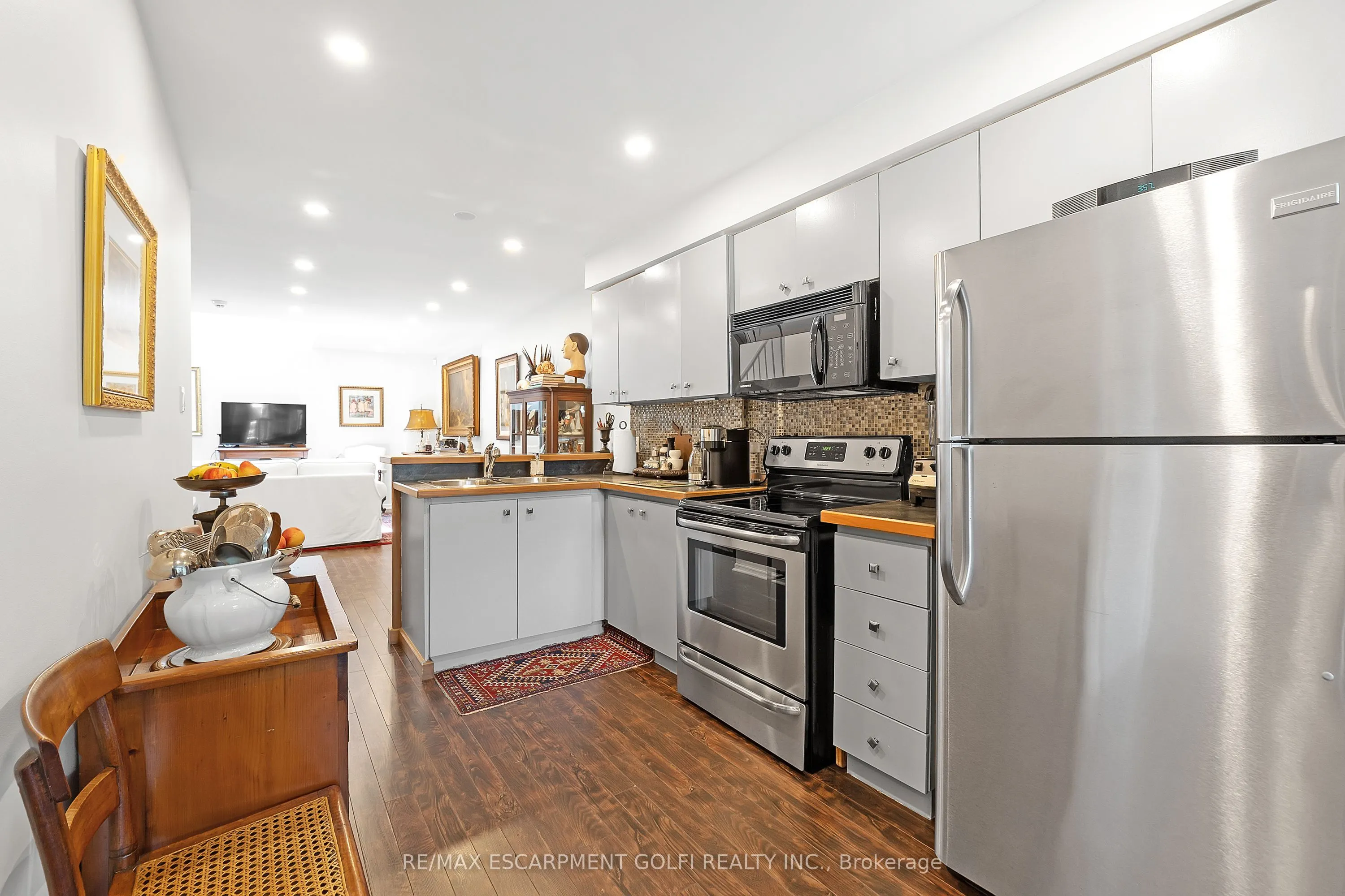 23 MACAULAY Street W, #3