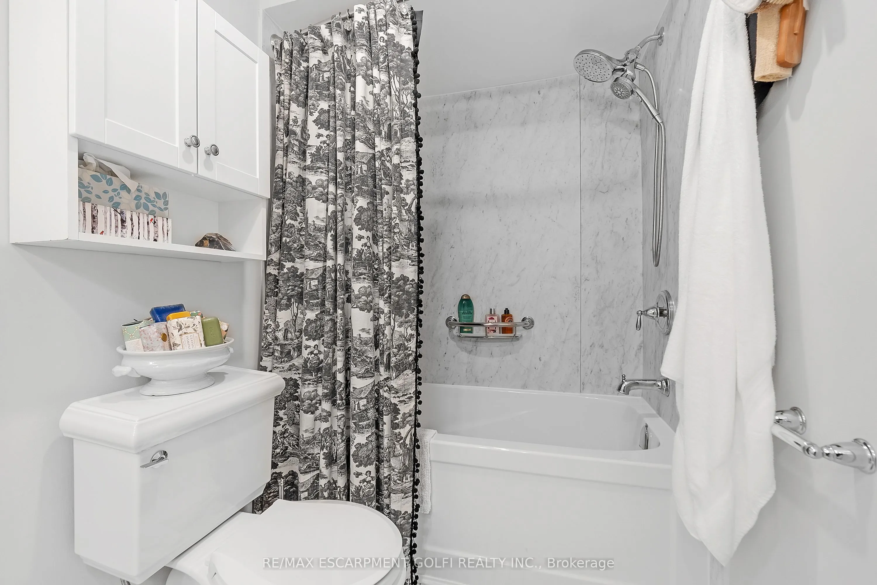 23 MACAULAY Street W, #3