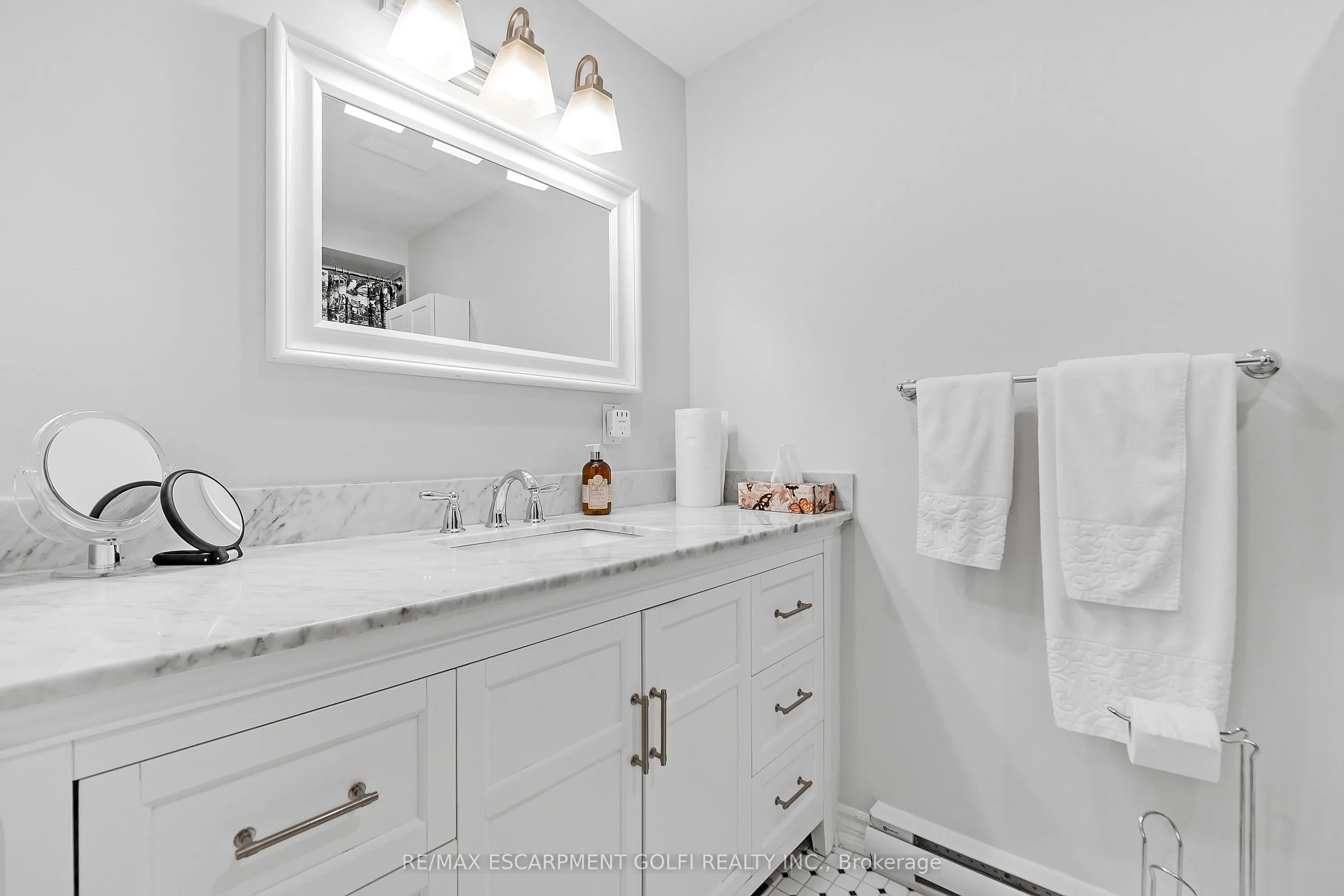 23 MACAULAY Street W, #3
