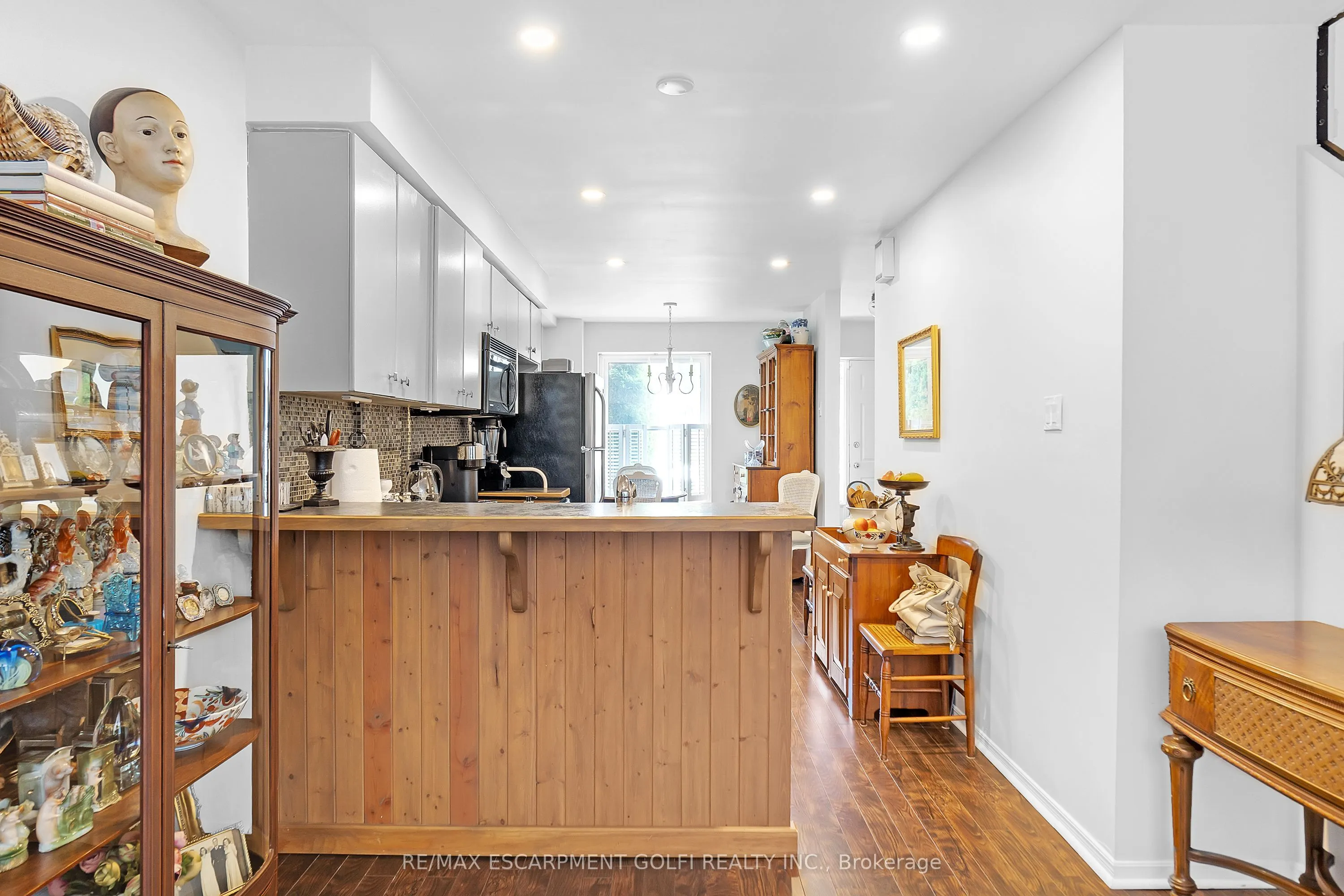 23 MACAULAY Street W, #3