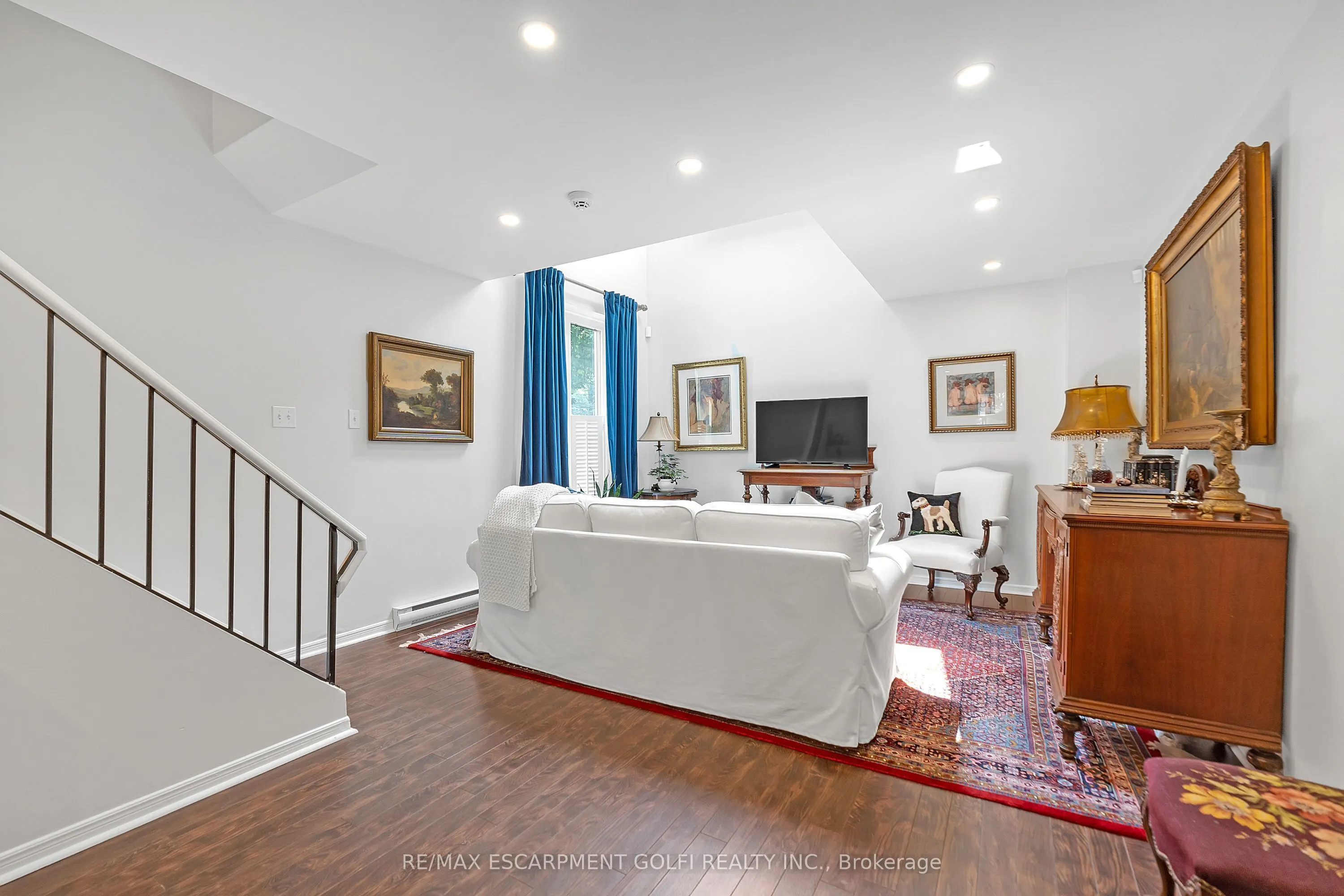 23 MACAULAY Street W, #3
