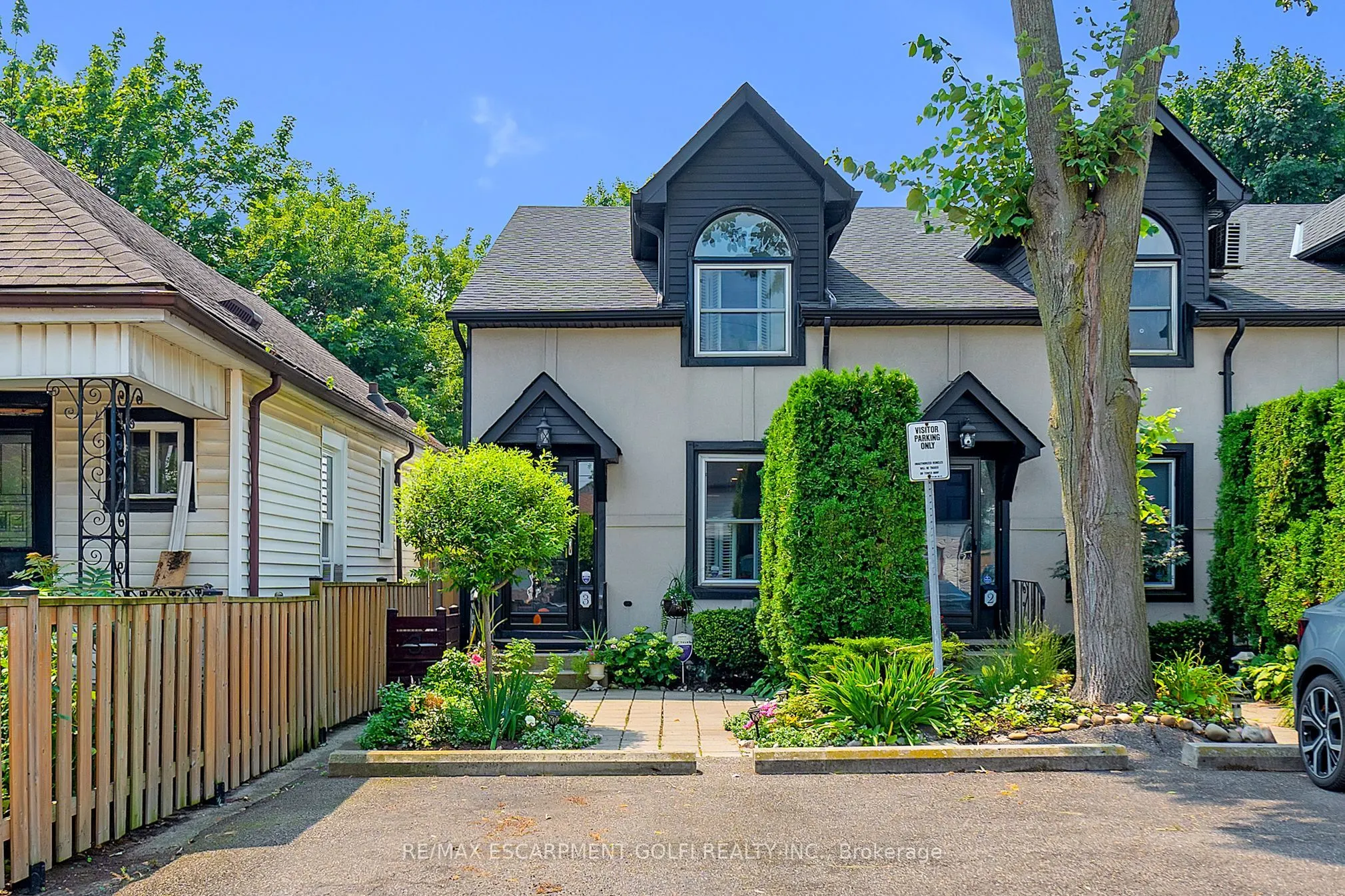 23 MACAULAY Street W, #3