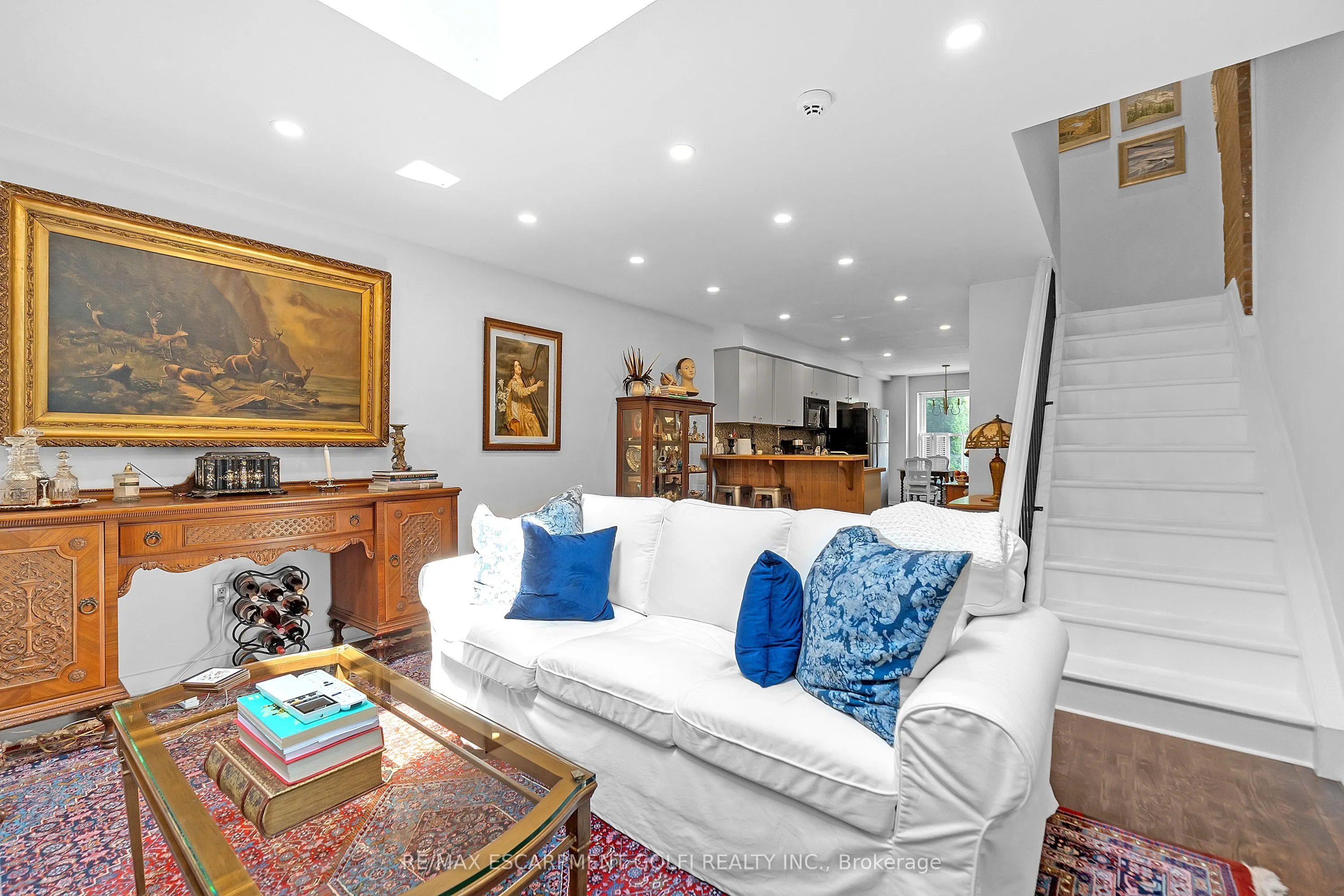 23 MACAULAY Street W, #3