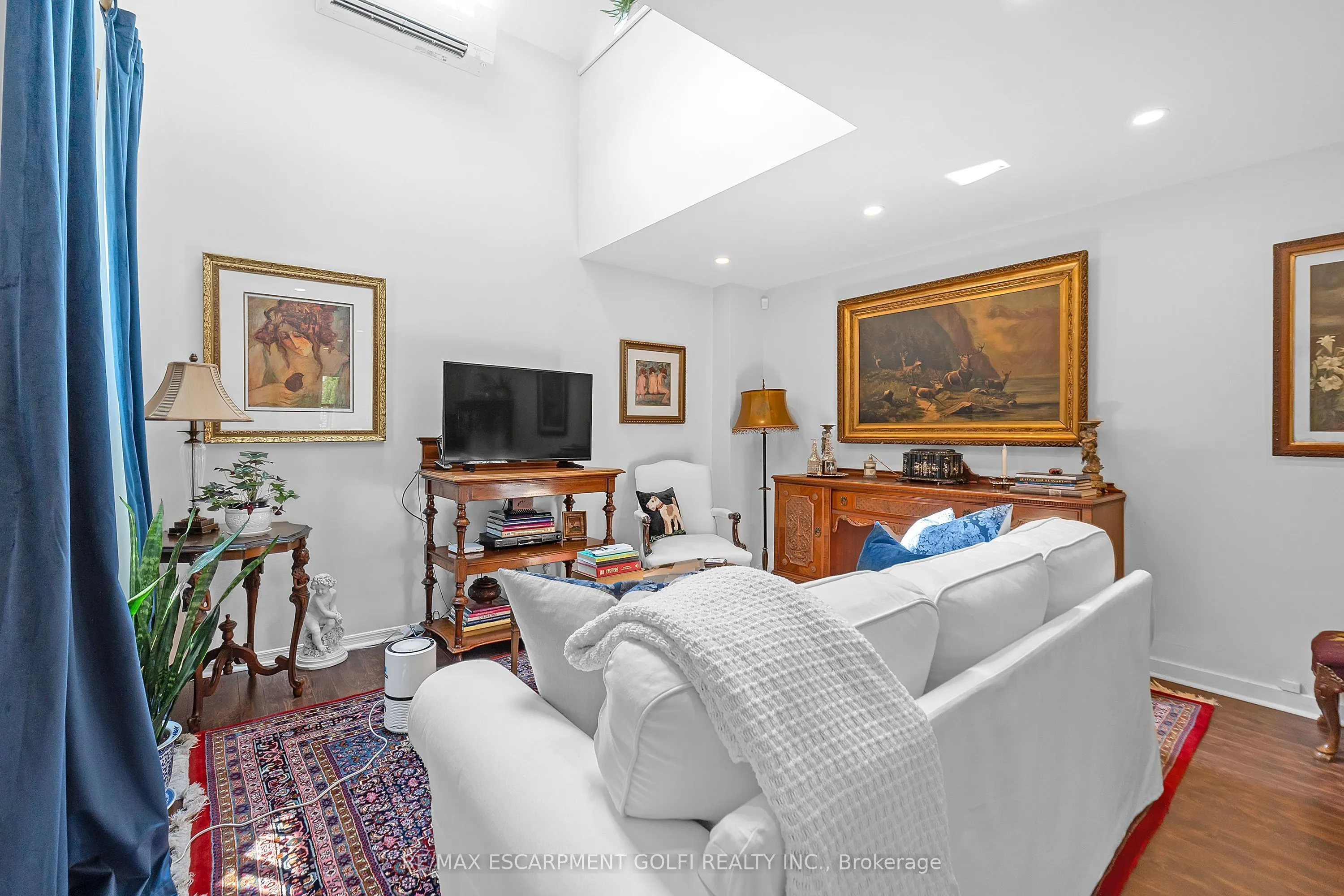 23 MACAULAY Street W, #3
