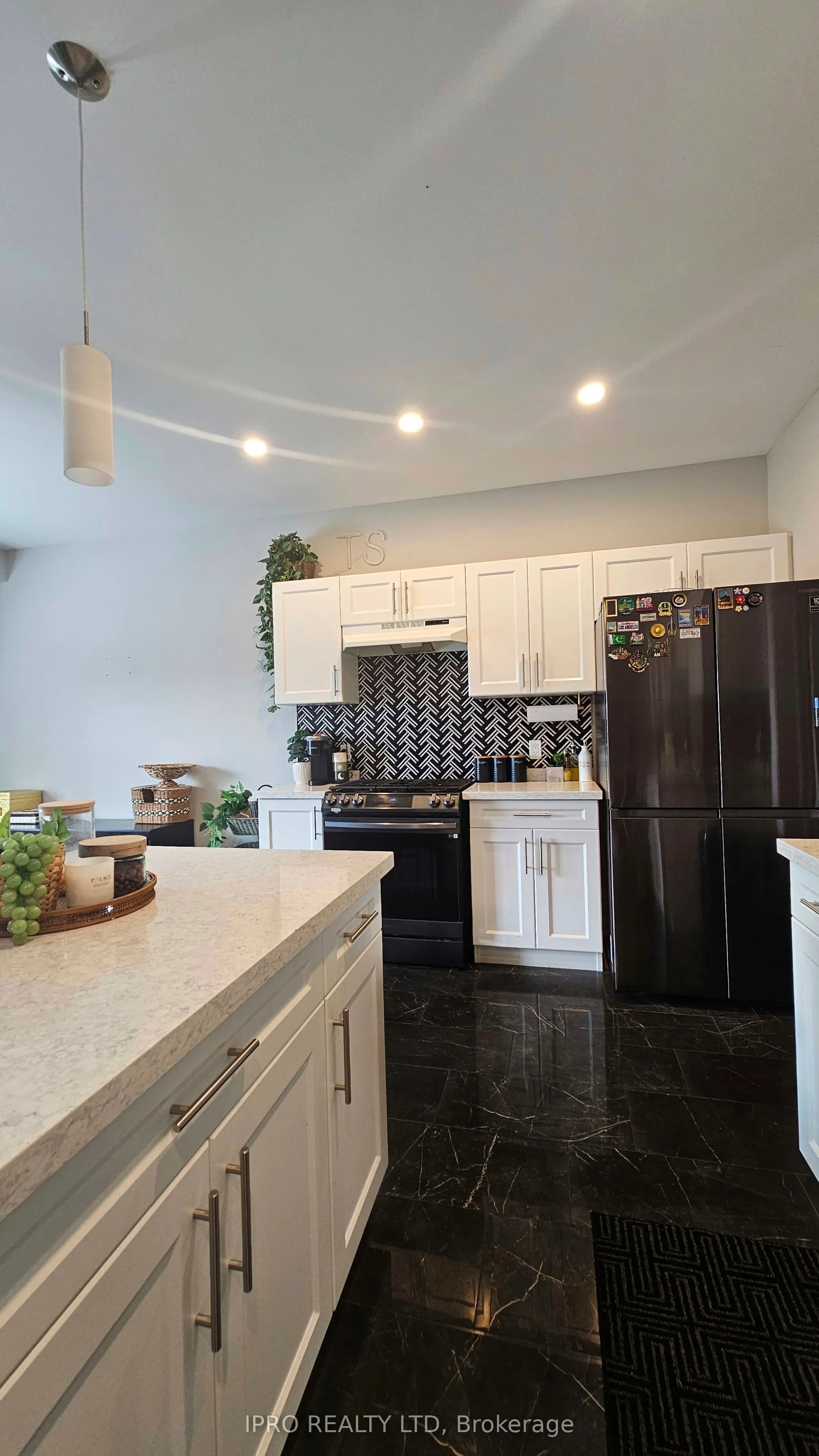 89 Laurent Avenue