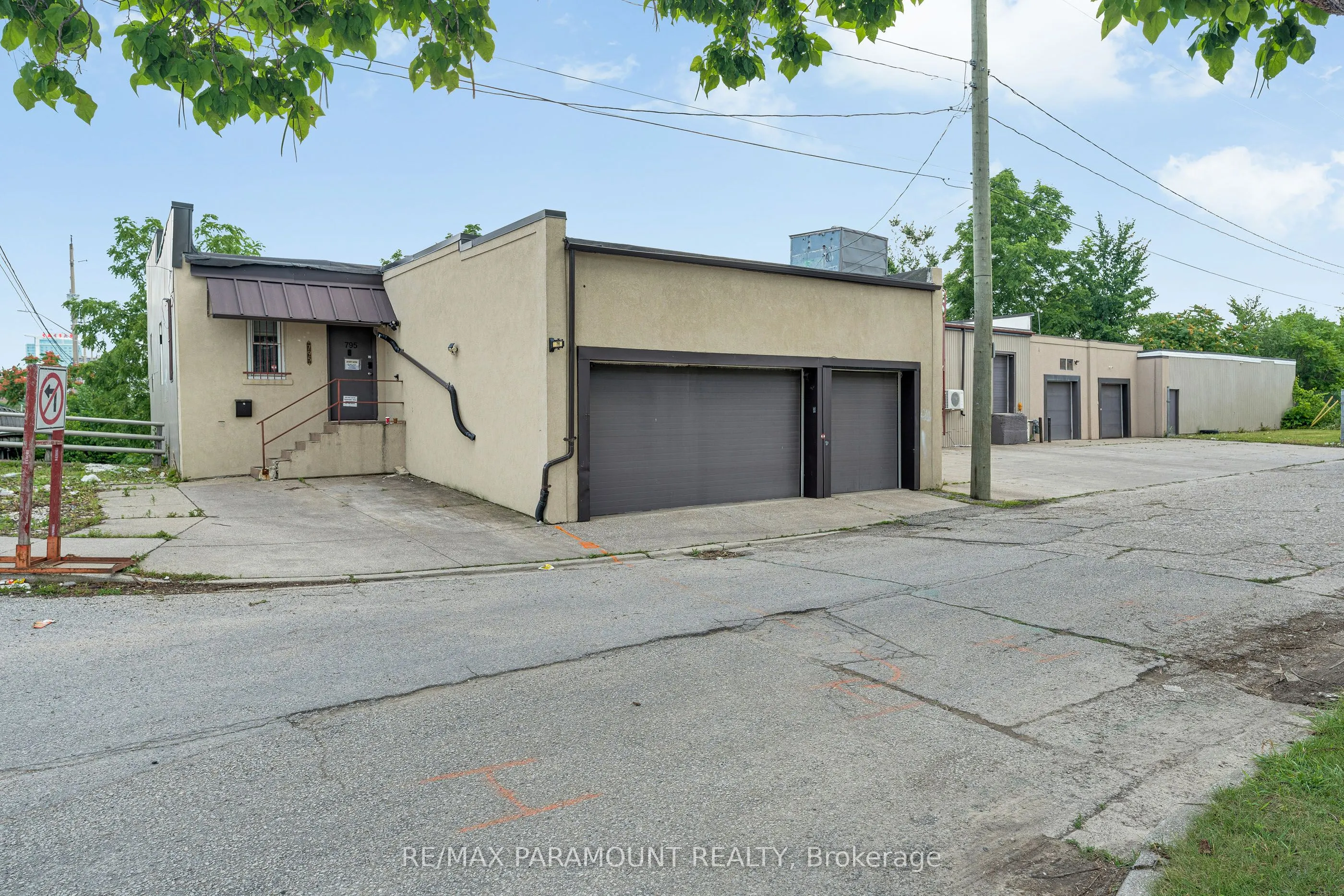 795 University Avenue W