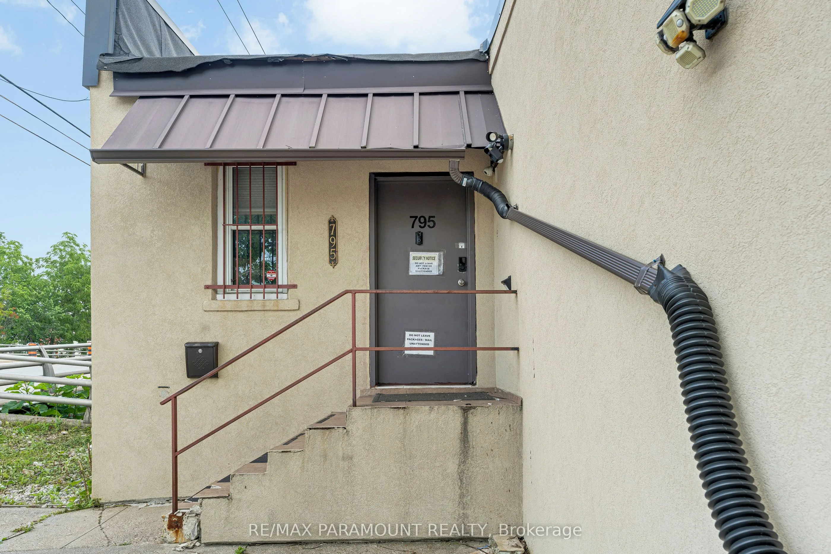 795 University Avenue W