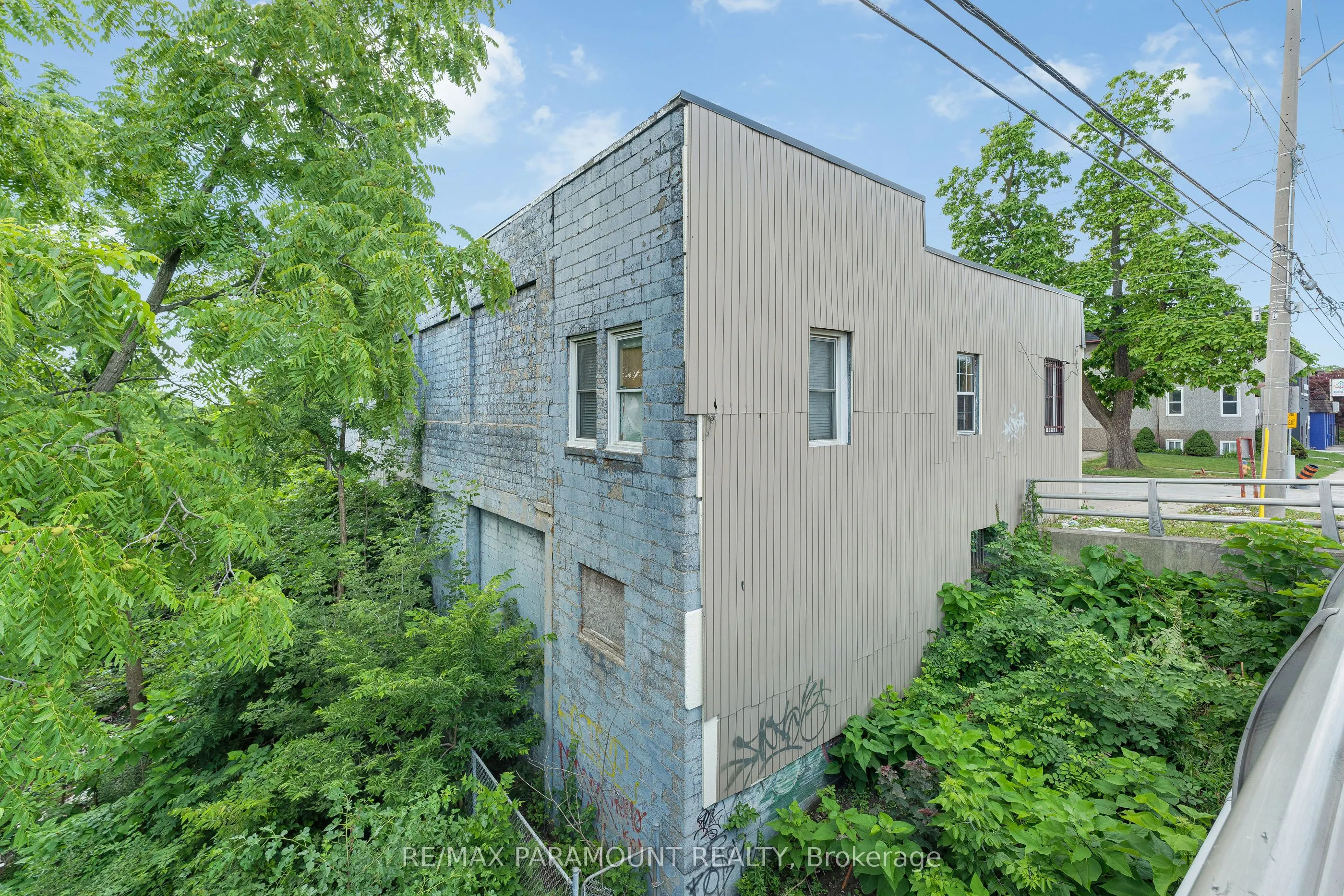 795 University Avenue W