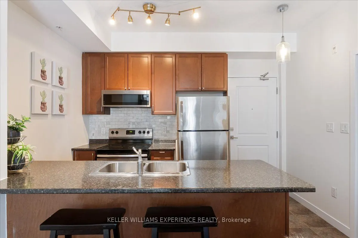 85 Robinson Street, #808