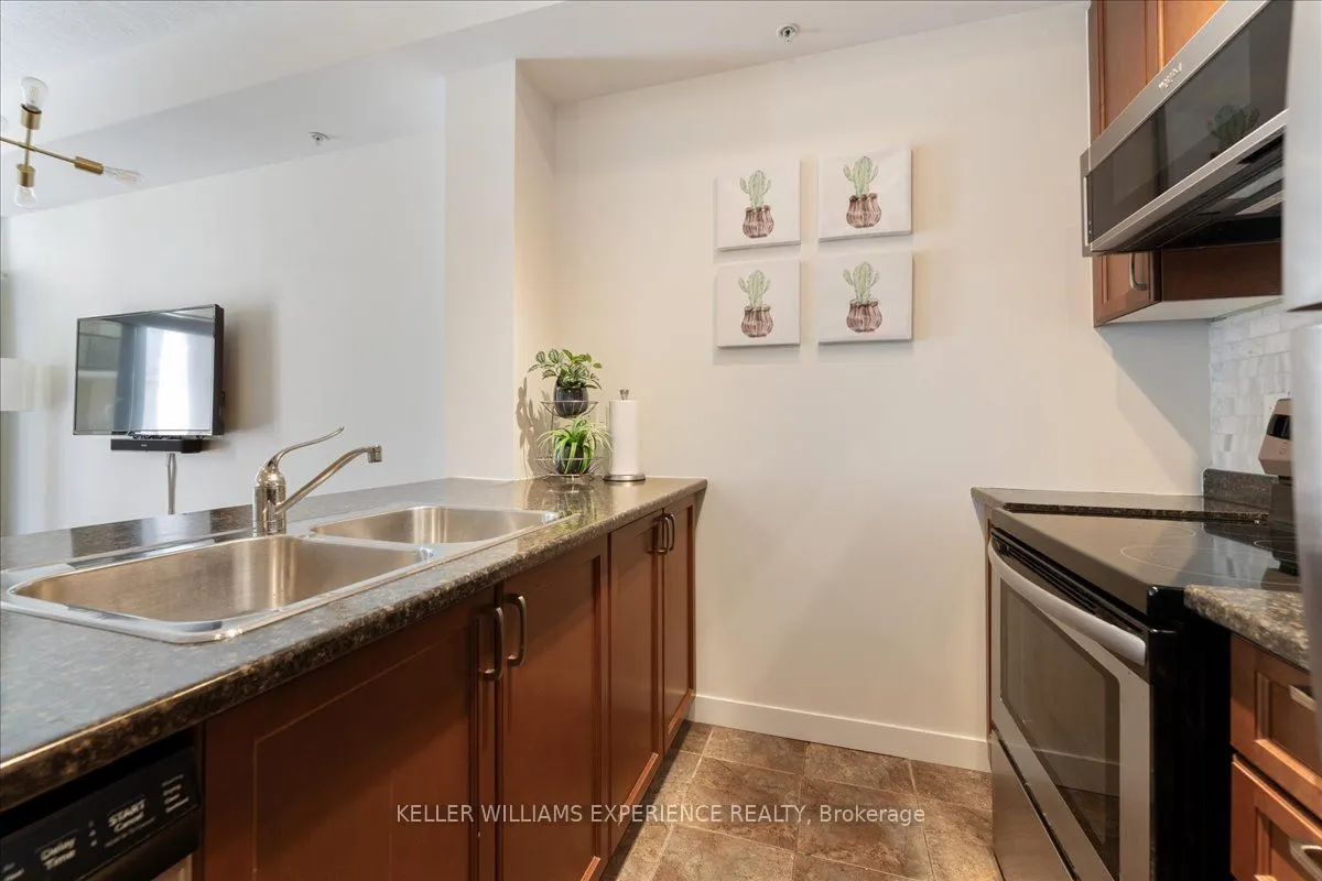 85 Robinson Street, #808