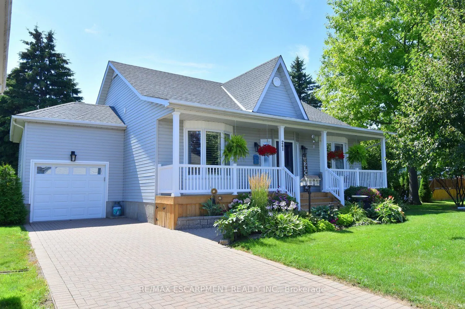 241 SILVERBIRCH Boulevard, #32